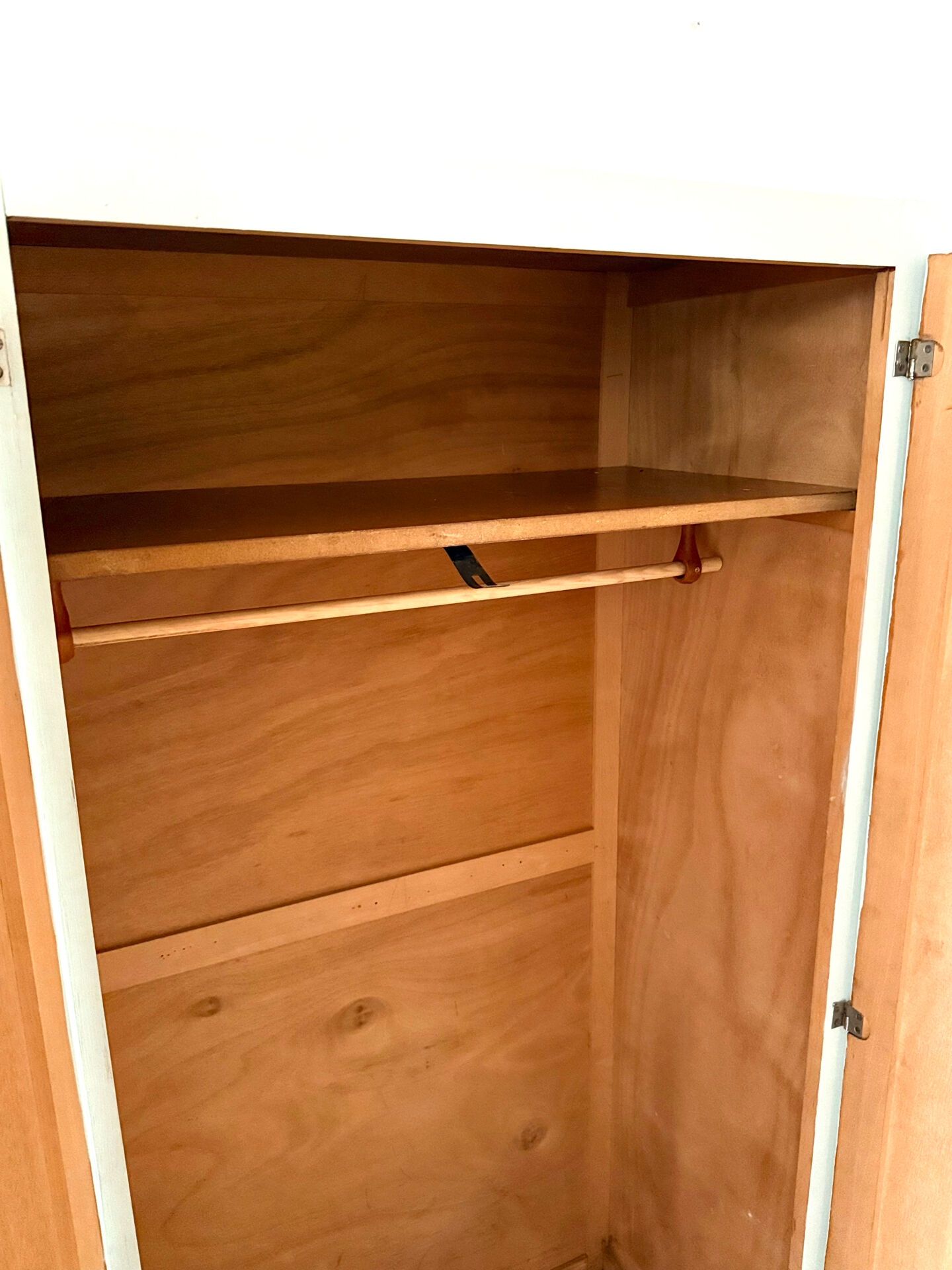 Parisian wardrobe bonnetière