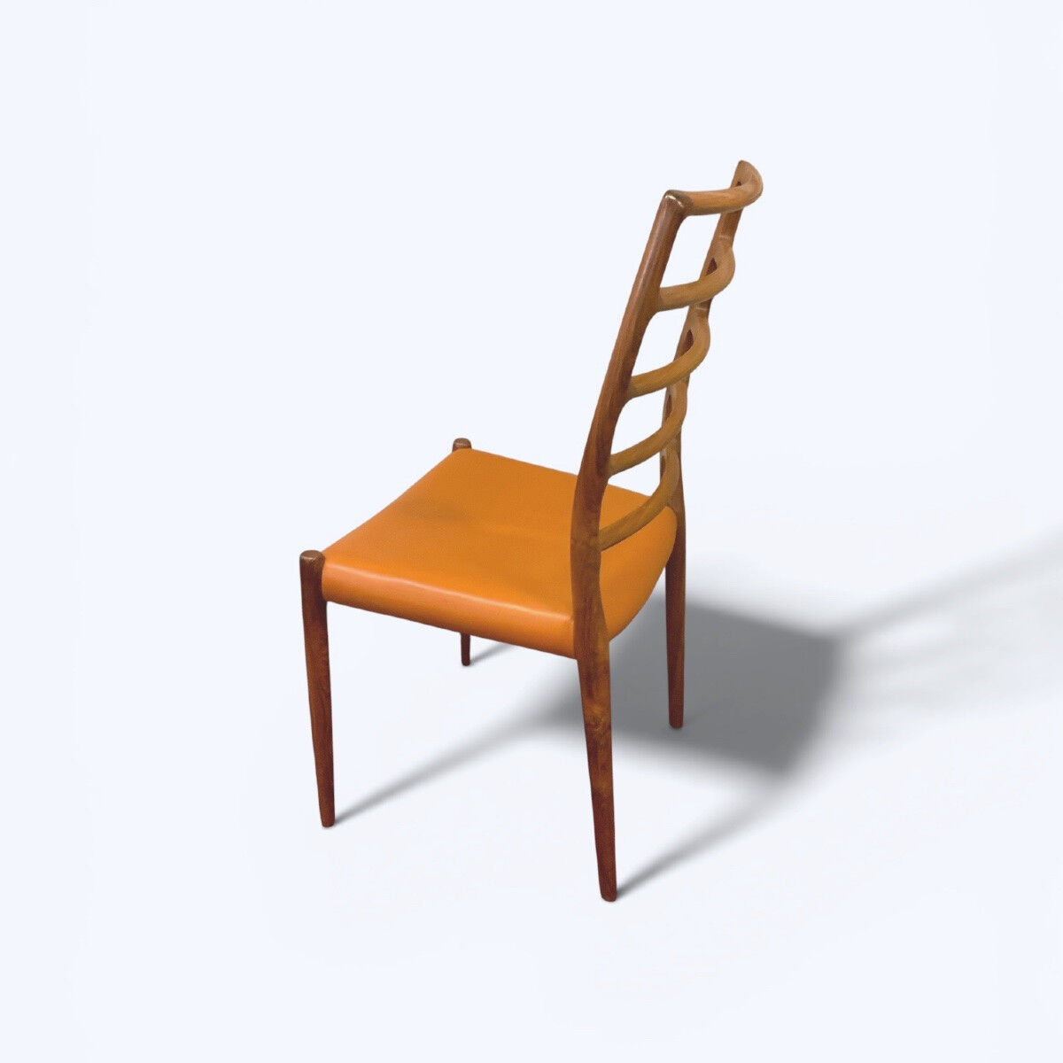 Série de Chaises scandinaves années 1960 de Niels Otto Møller