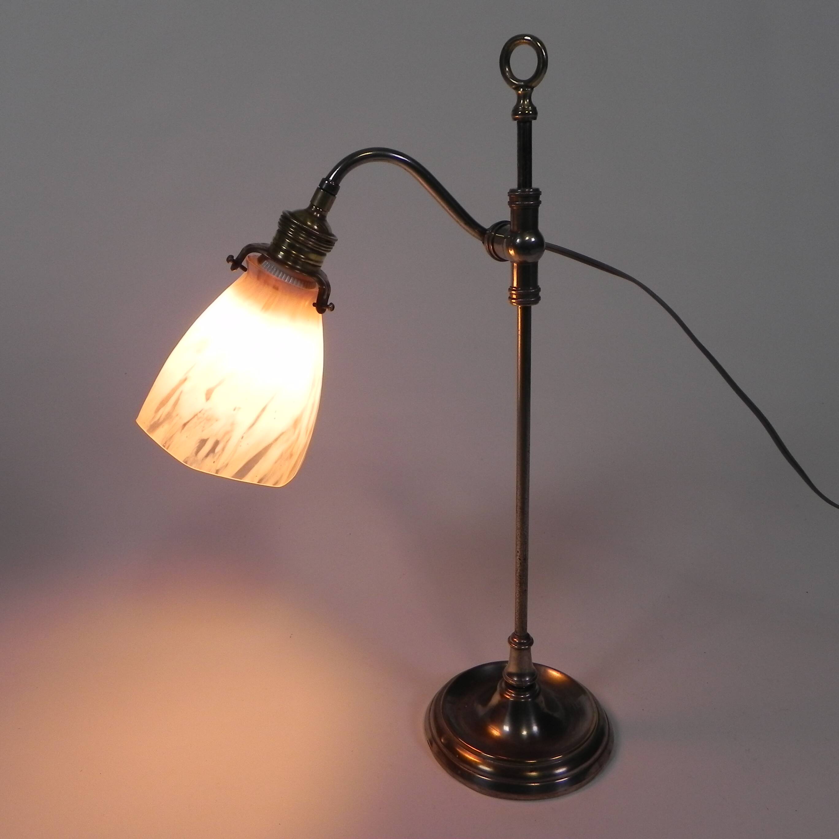 Lampe de bureau française avec abat-jour en verre, réglable, années 1930
