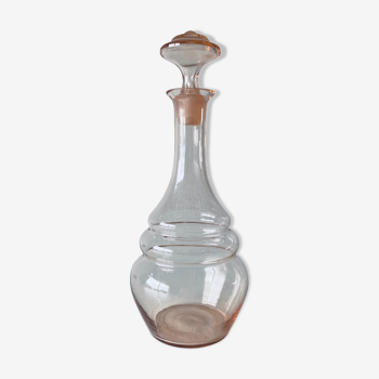 Carafe en verre rose