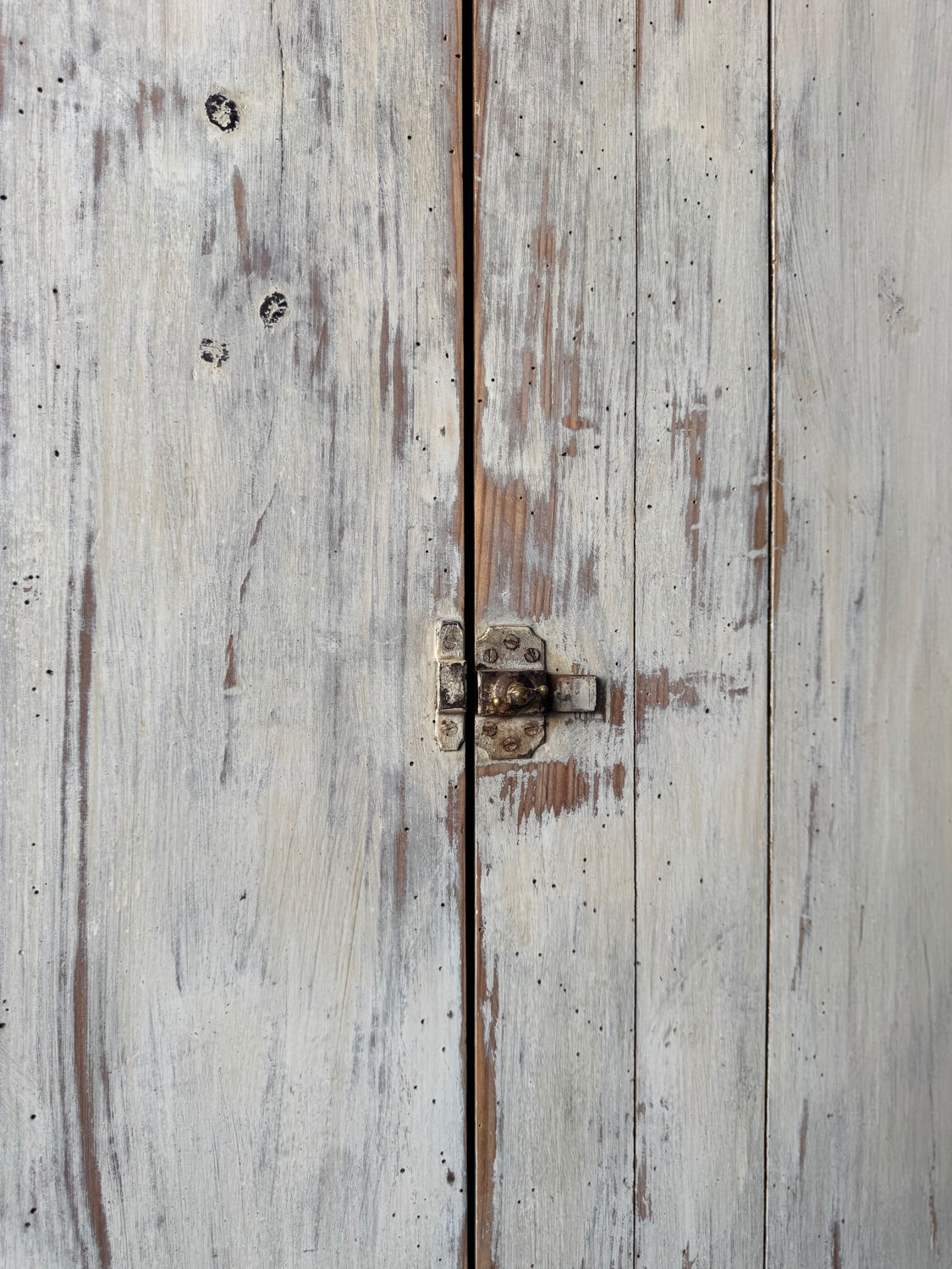 The patinated sideboard