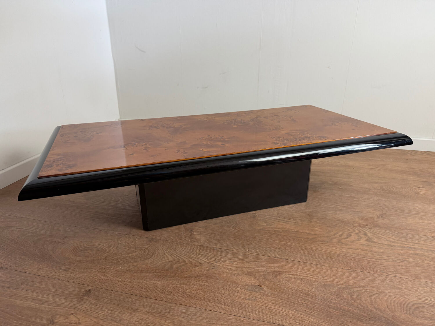 Vintage coffee table – wood burl and black lacquer, in the style of Ma.