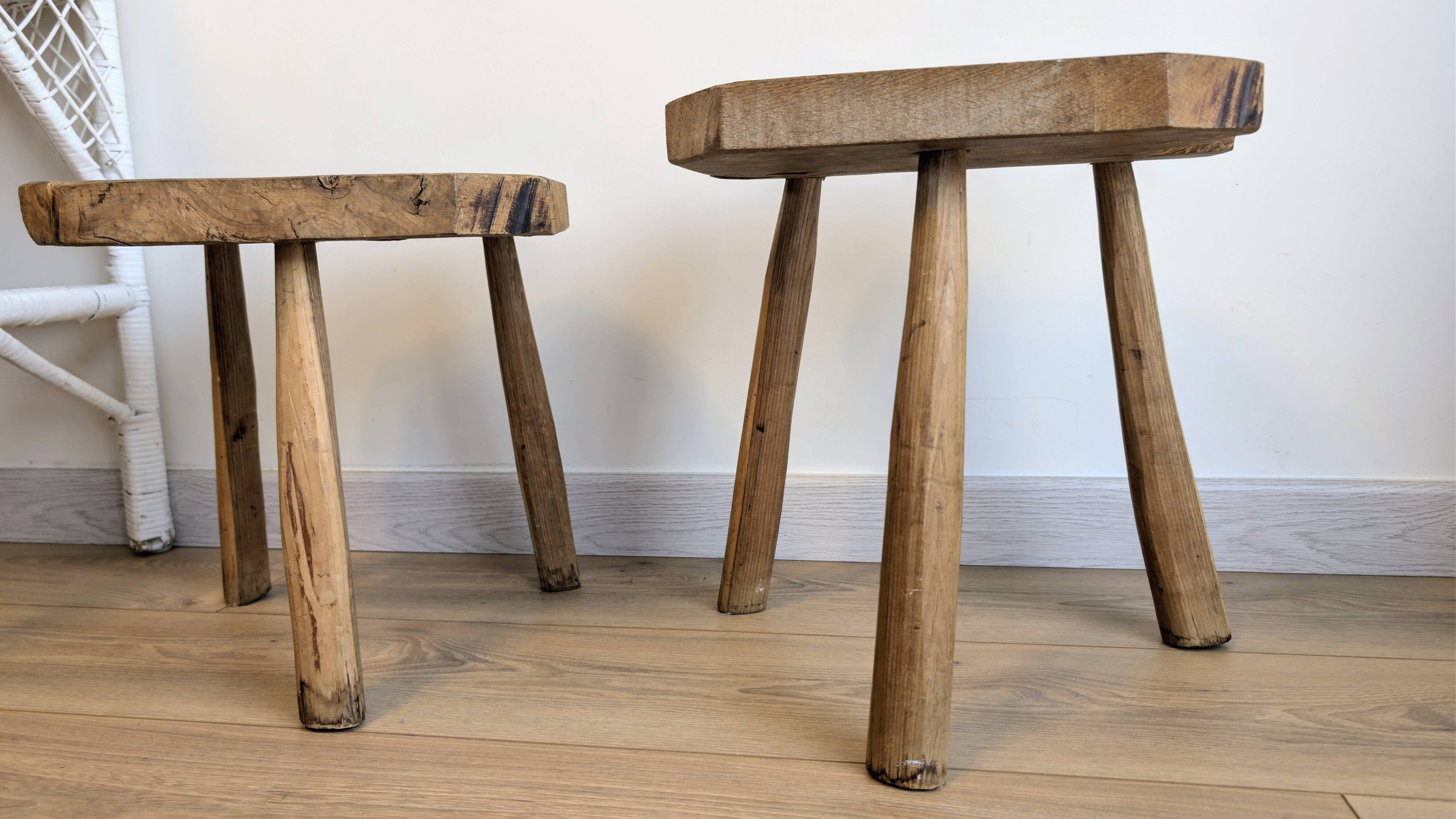 Paire de tabourets brutalistes anciens en bois massif