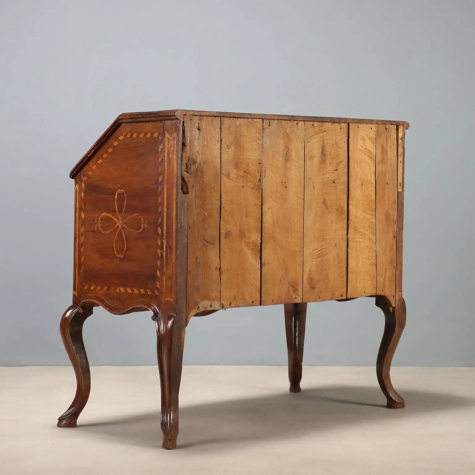 Antique baroque secretary cabinet with a drop-down front in walnut and maple, Italy, 18th century.
