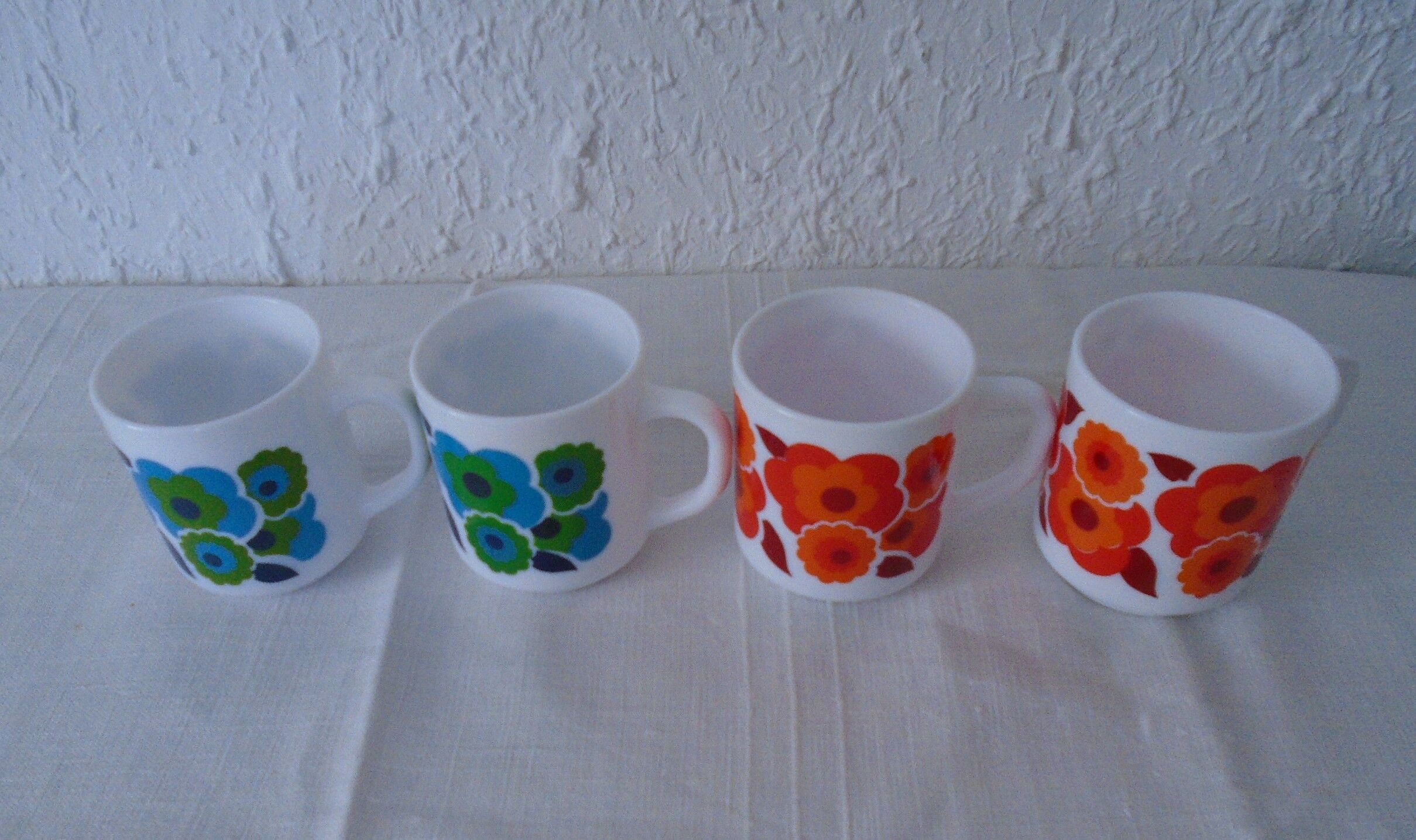 4 mugs lotus flowers red and blue arcopal vintage france