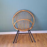 Fauteuil en rotin et piètement en métal noir