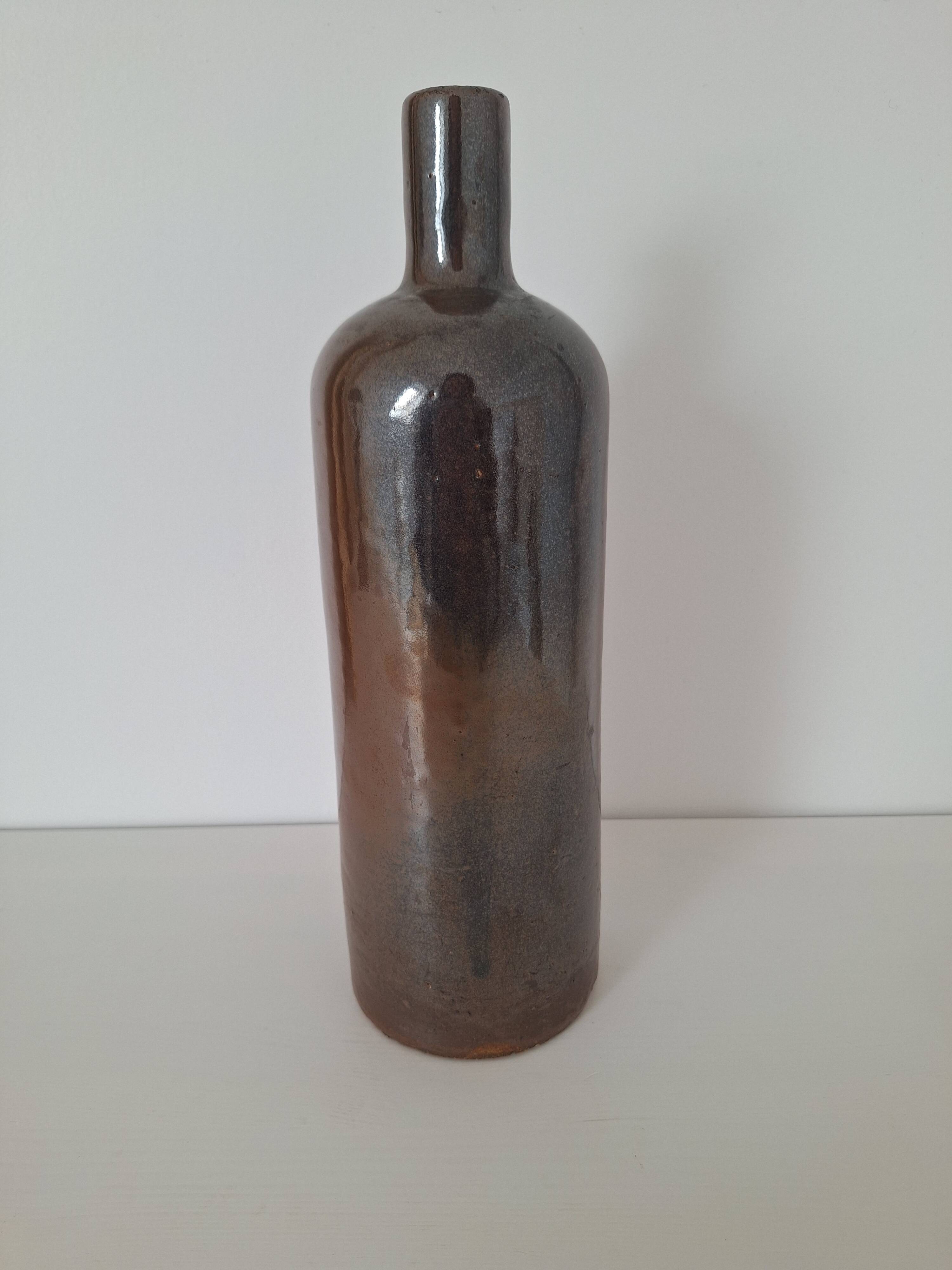 Bouteille en grès marron foncé vintage