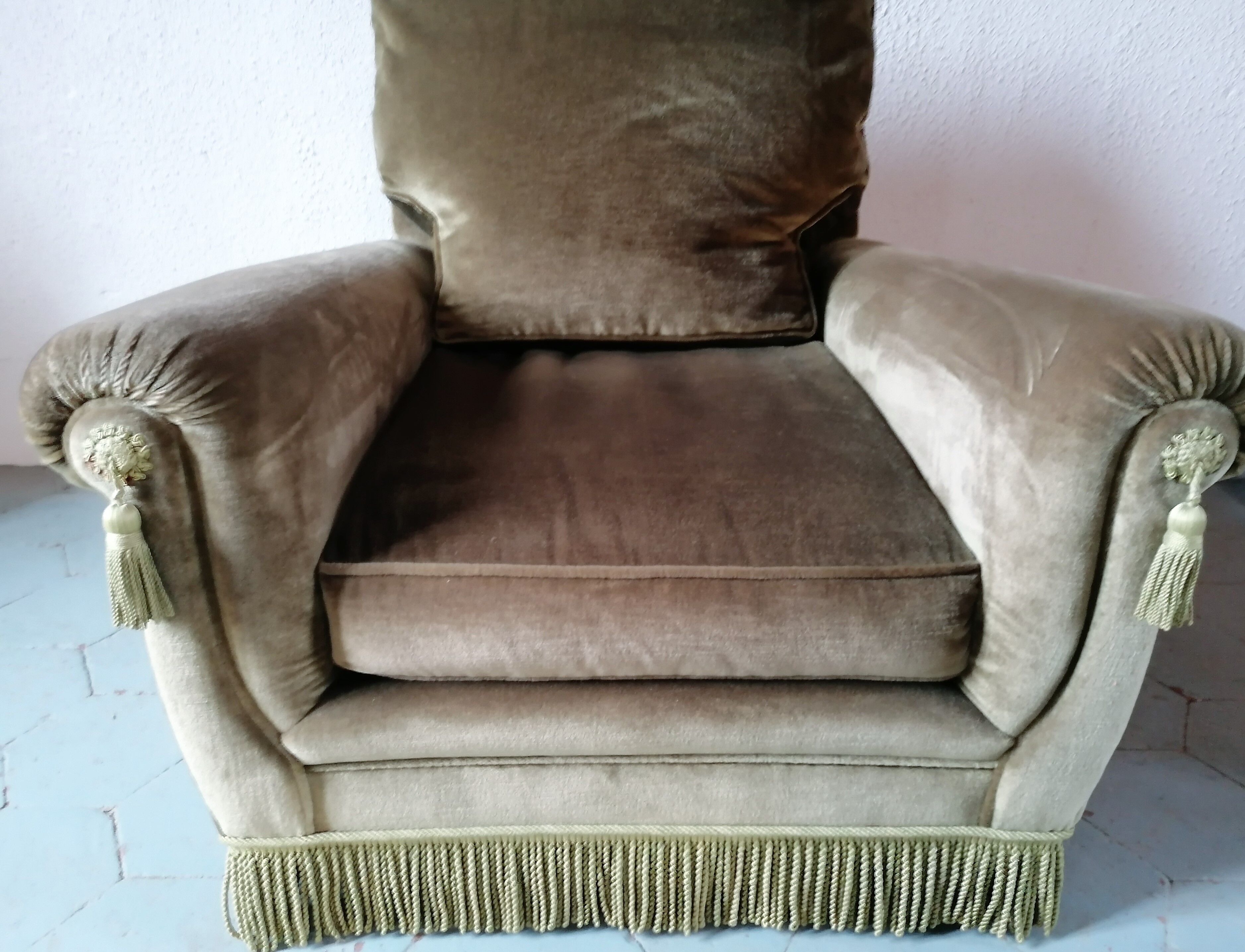 Paire de fauteuils en velours "Jean Roche "