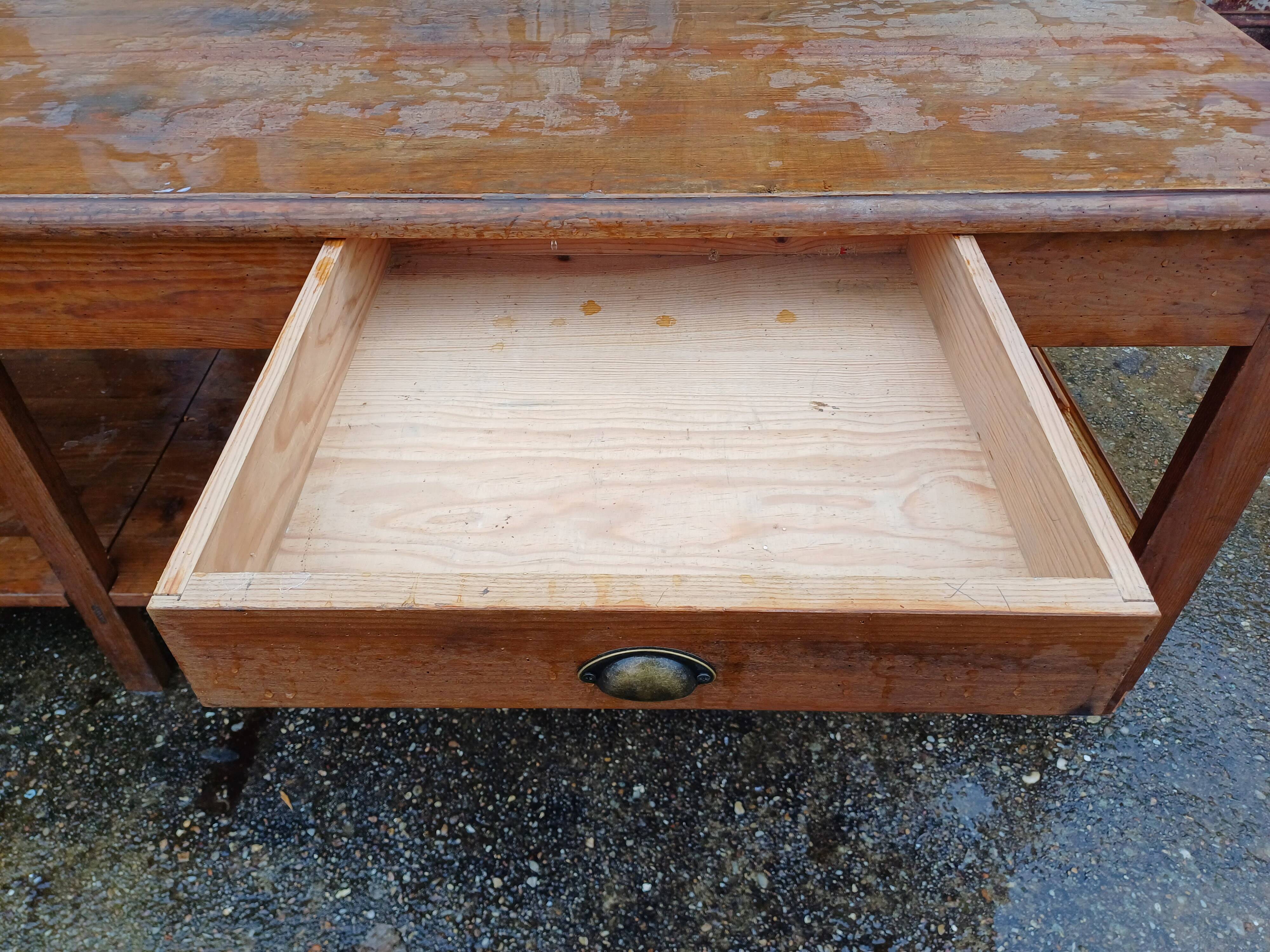 Table de drapier en pin , 2 tiroirs .