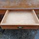 Table de drapier en pin , 2 tiroirs .