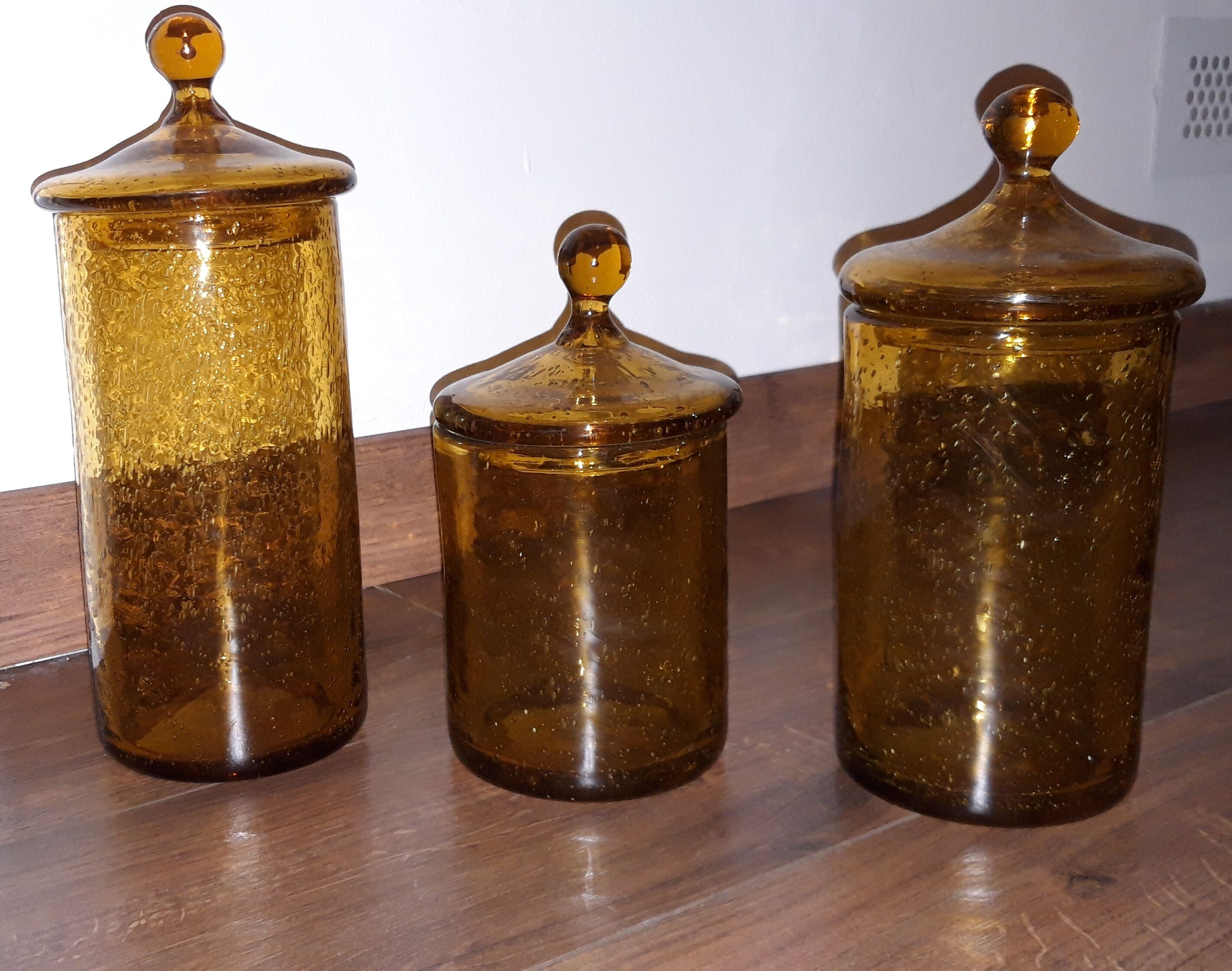 Blown and bubbled glass jars