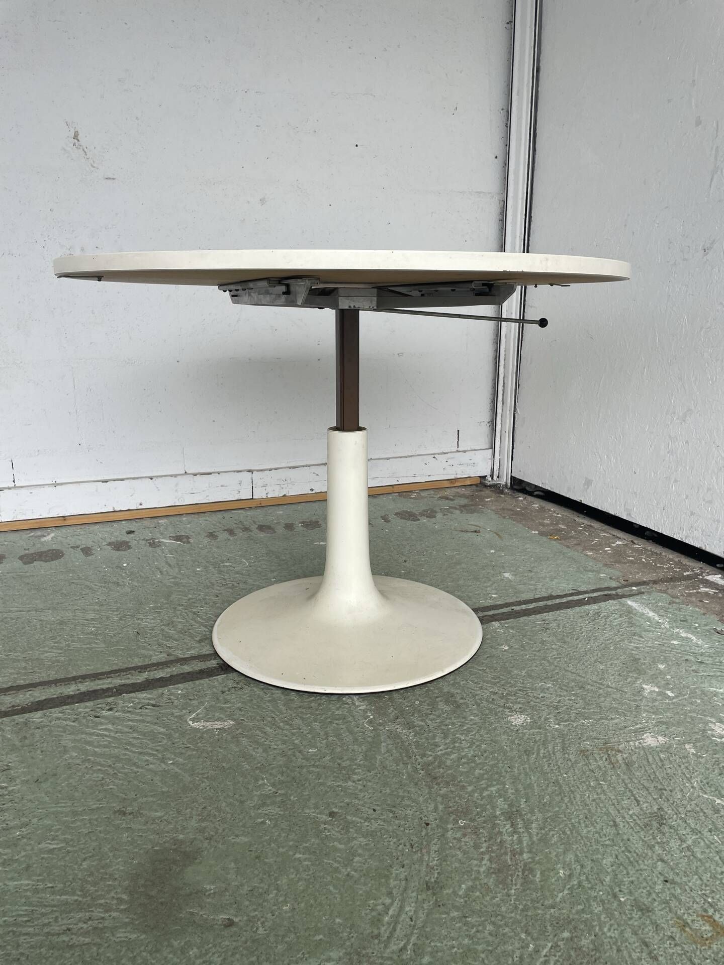 Modular tulip table JER