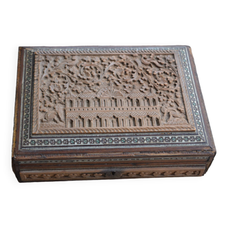 Boîte à bijoux en bois sculpté