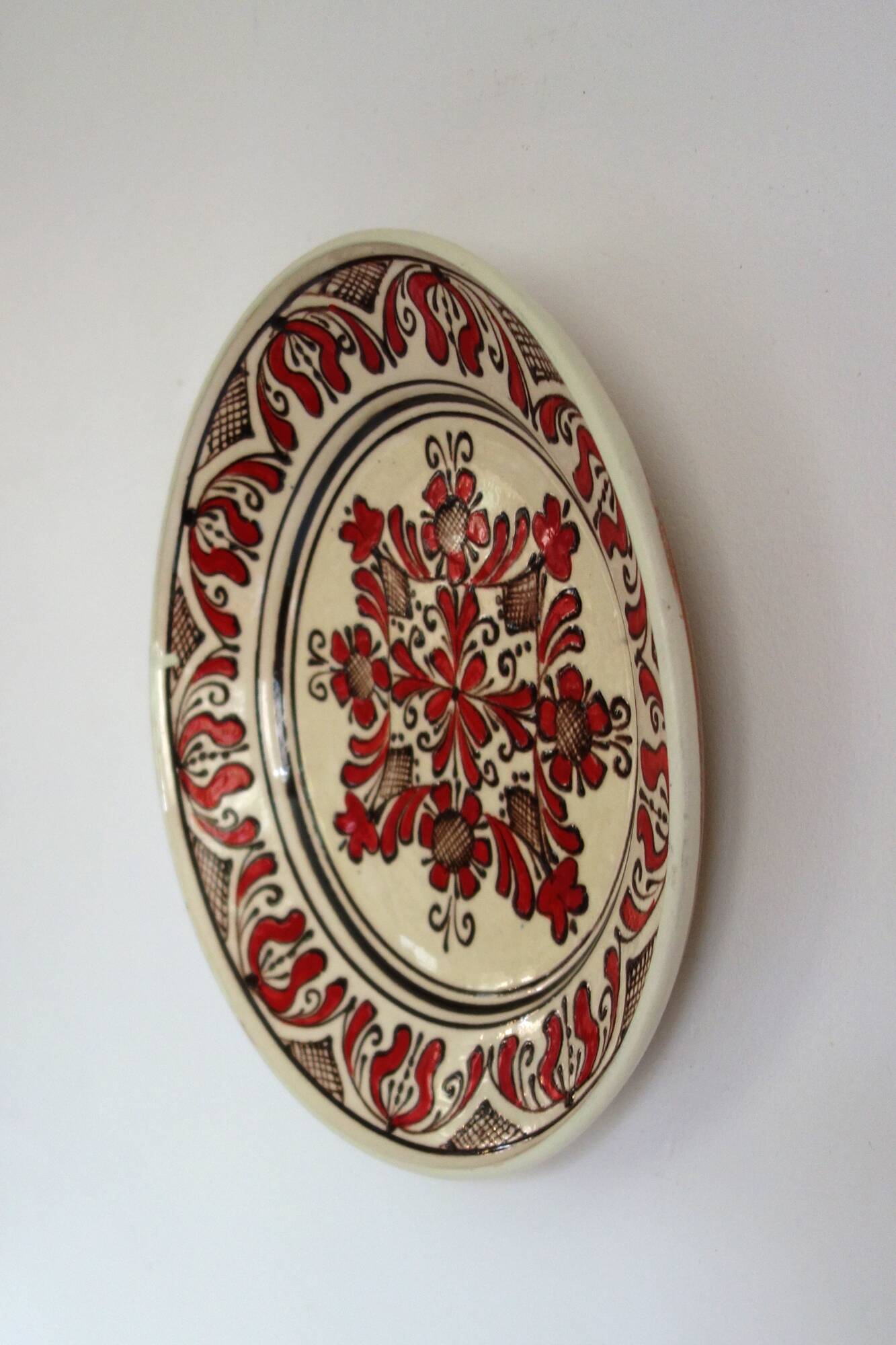 Grande assiette murale en céramique signée Korond, Hongrie