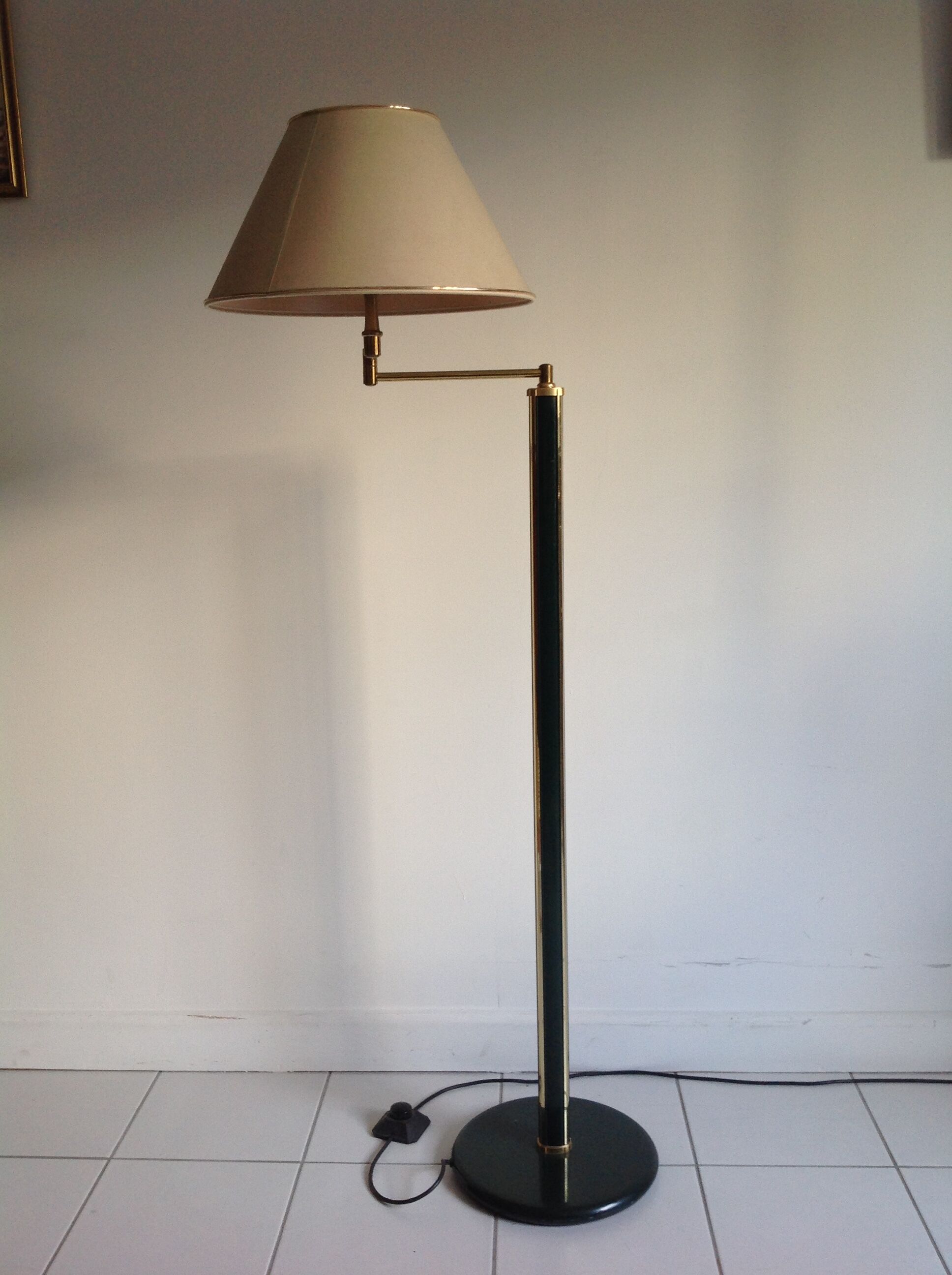 Floor lamp with articulated arm