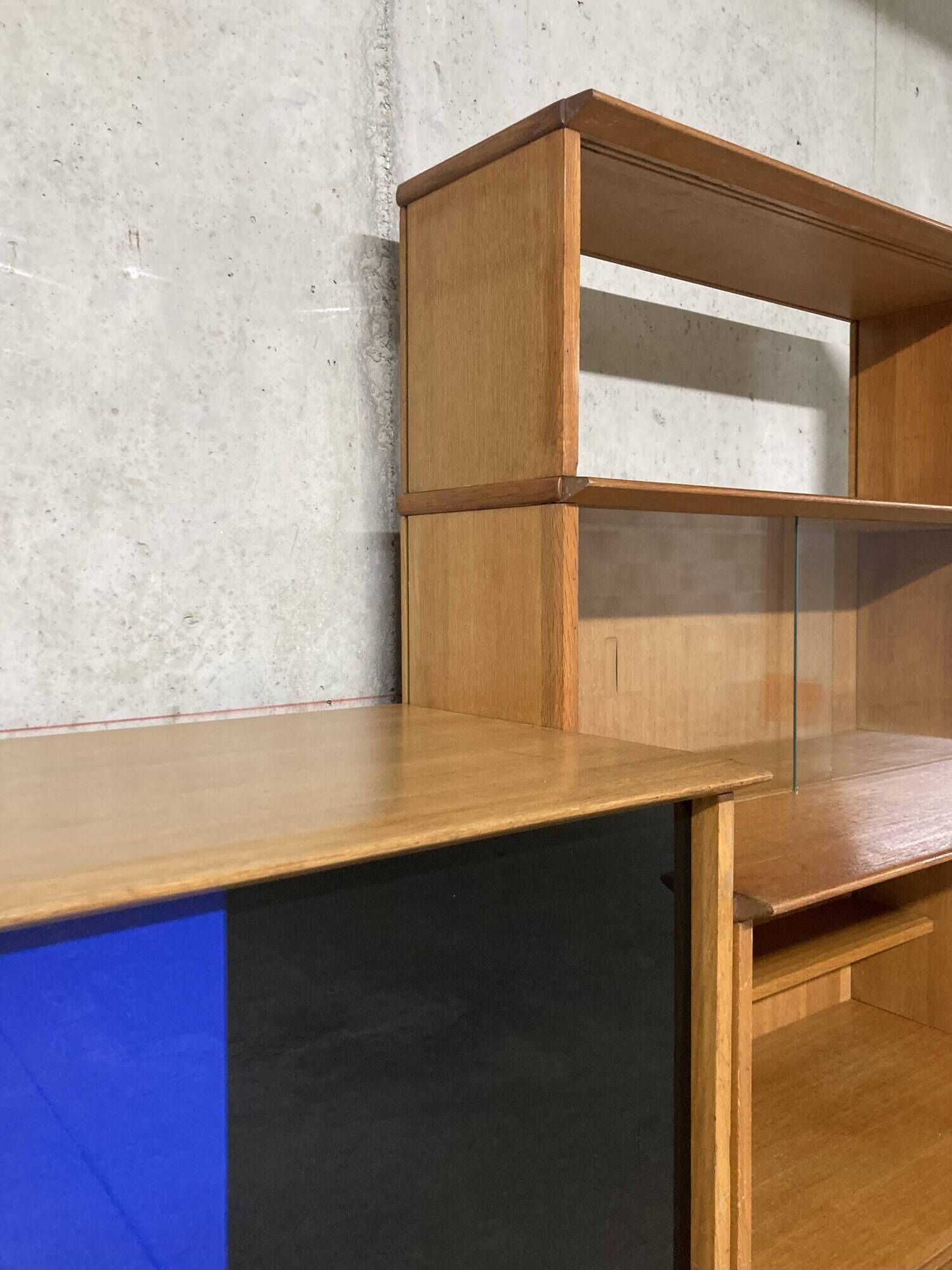 Asymmetrical golden oak display case bookcase Oscar vintage furniture from the 60s
