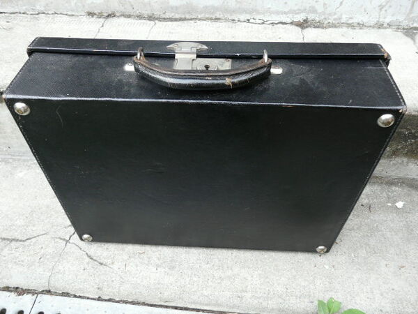 Valise en cuir avec couronne de baron et monogramme mw