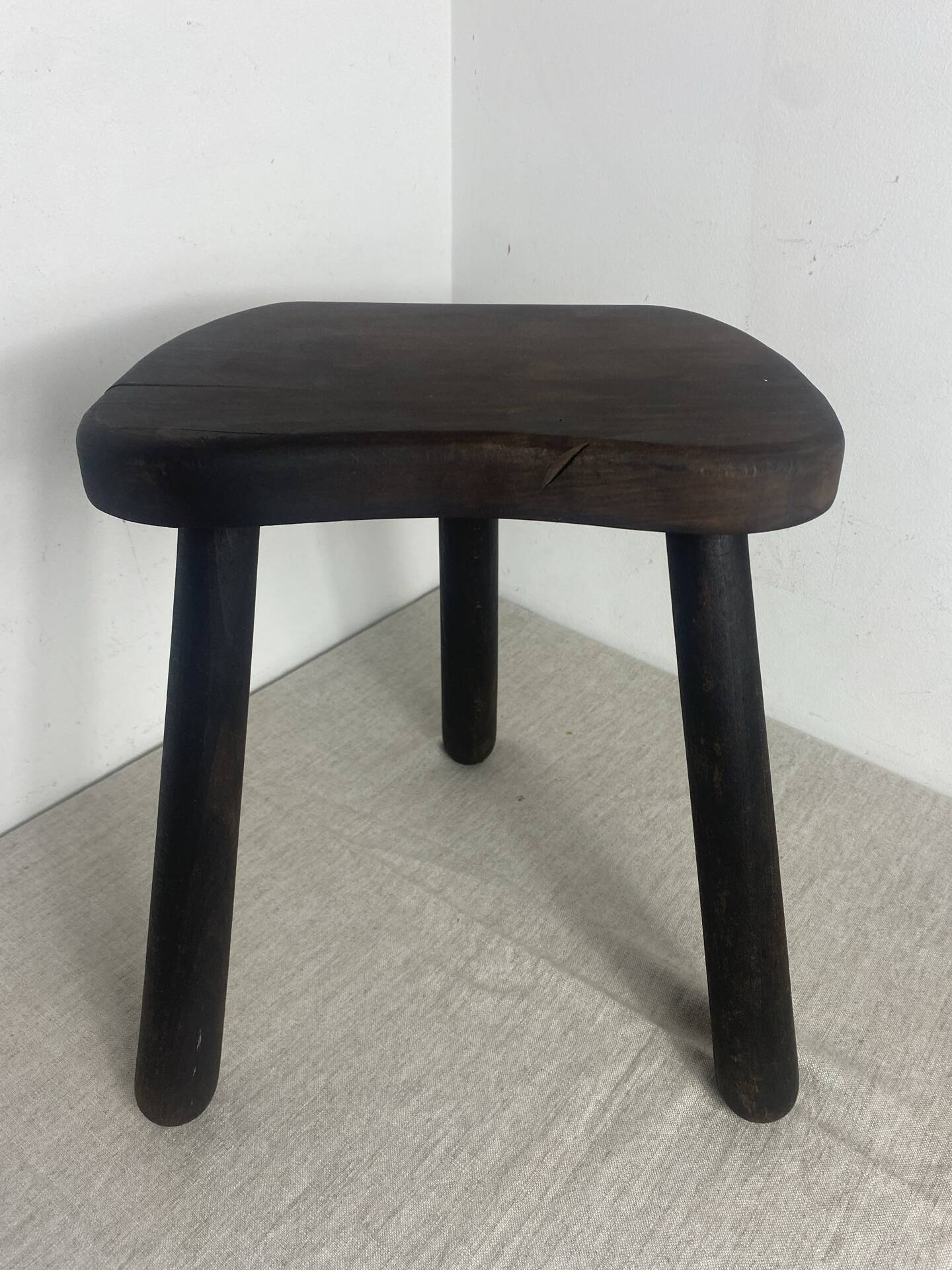Low tripod stool in wood 🪵