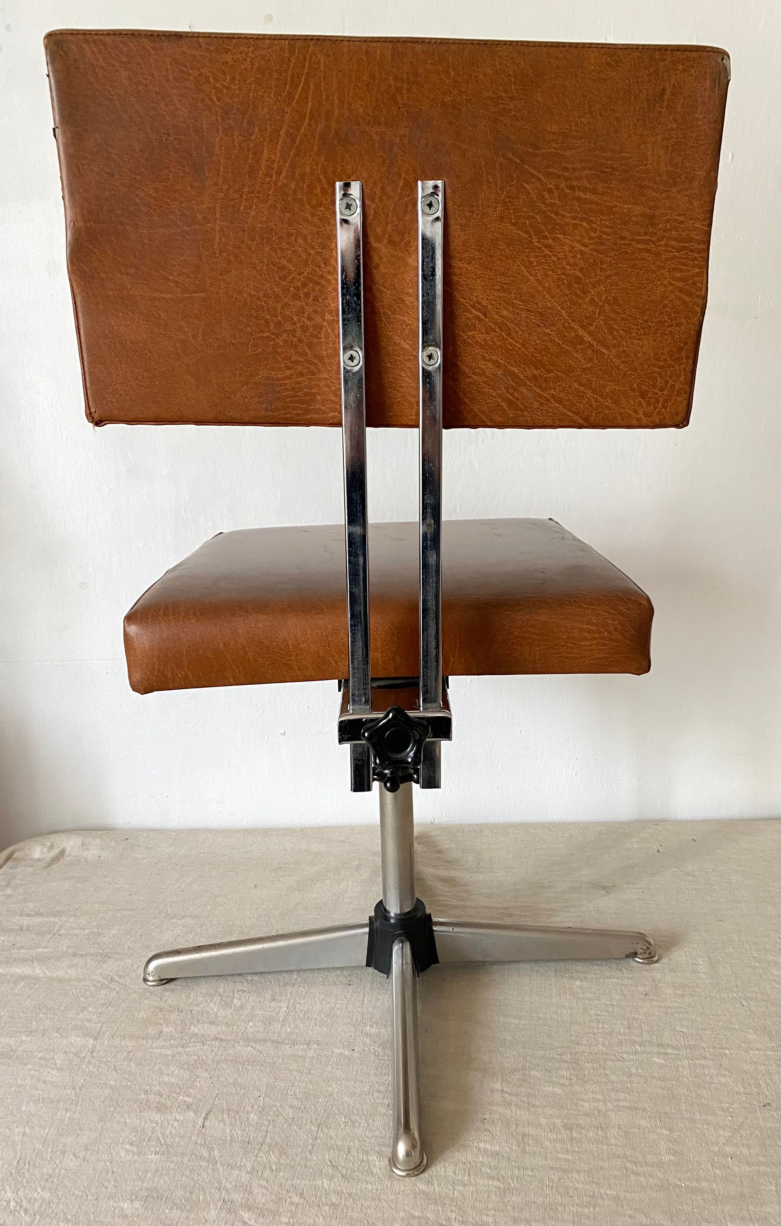 Vintage industrial office chair in skaï