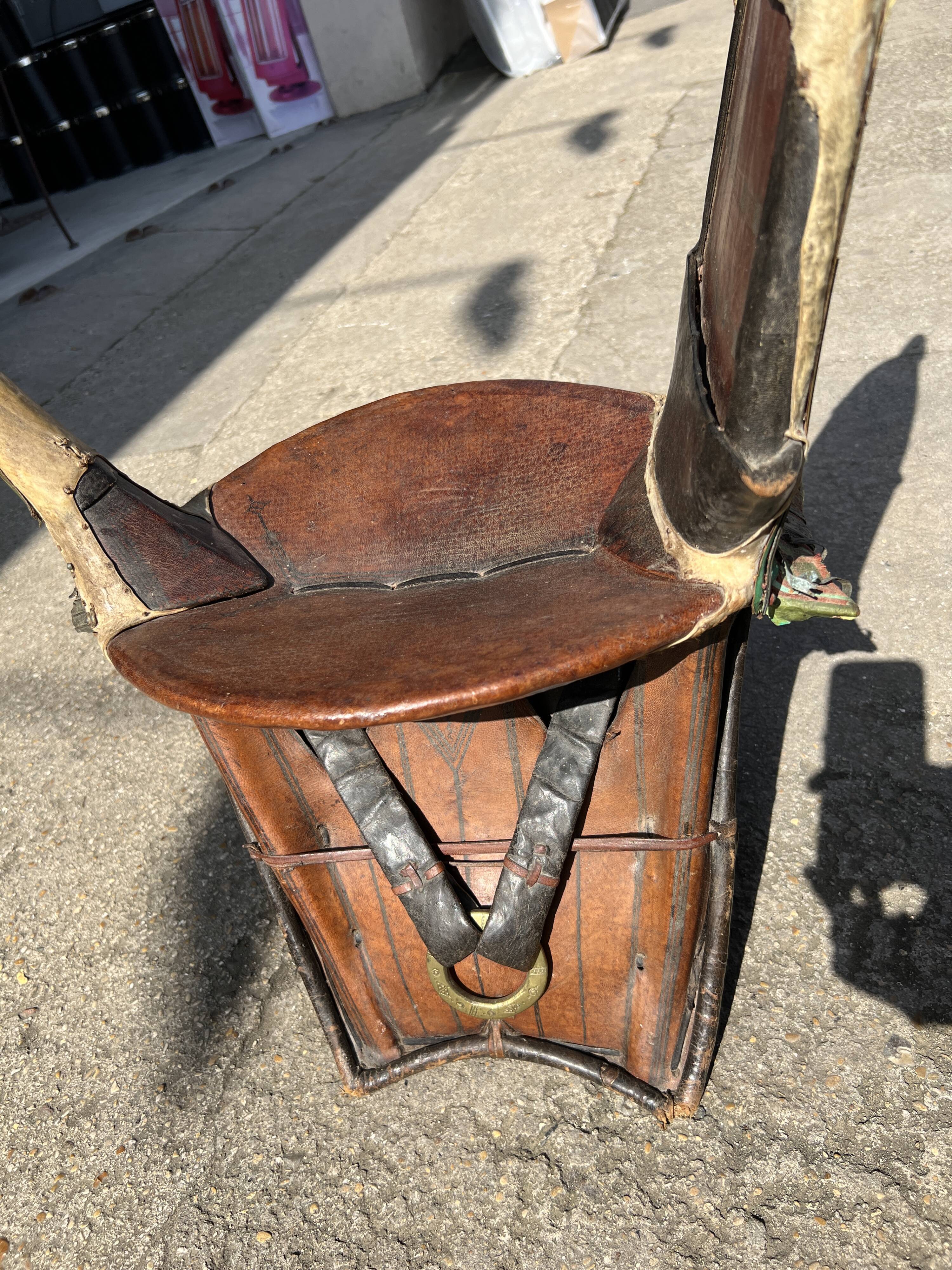 Rhala touareg, selle de dromadaire en cuir fin XIXe