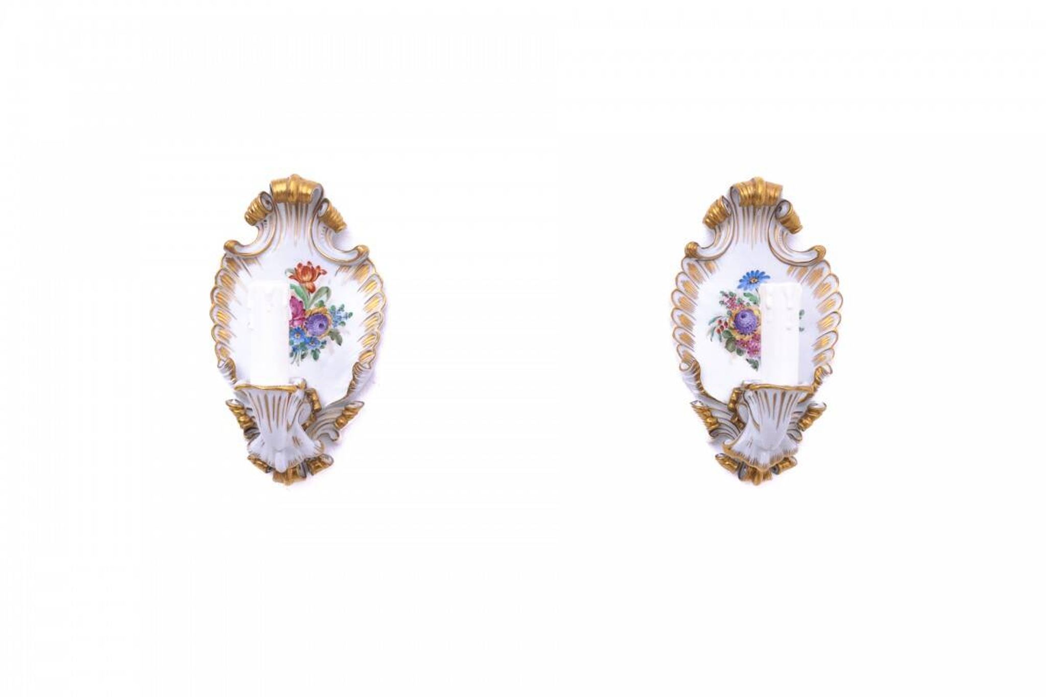 Une paire d'appliques murales en porcelaine de Capodimonte, Italie.