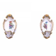 Une paire d'appliques murales en porcelaine de Capodimonte, Italie.