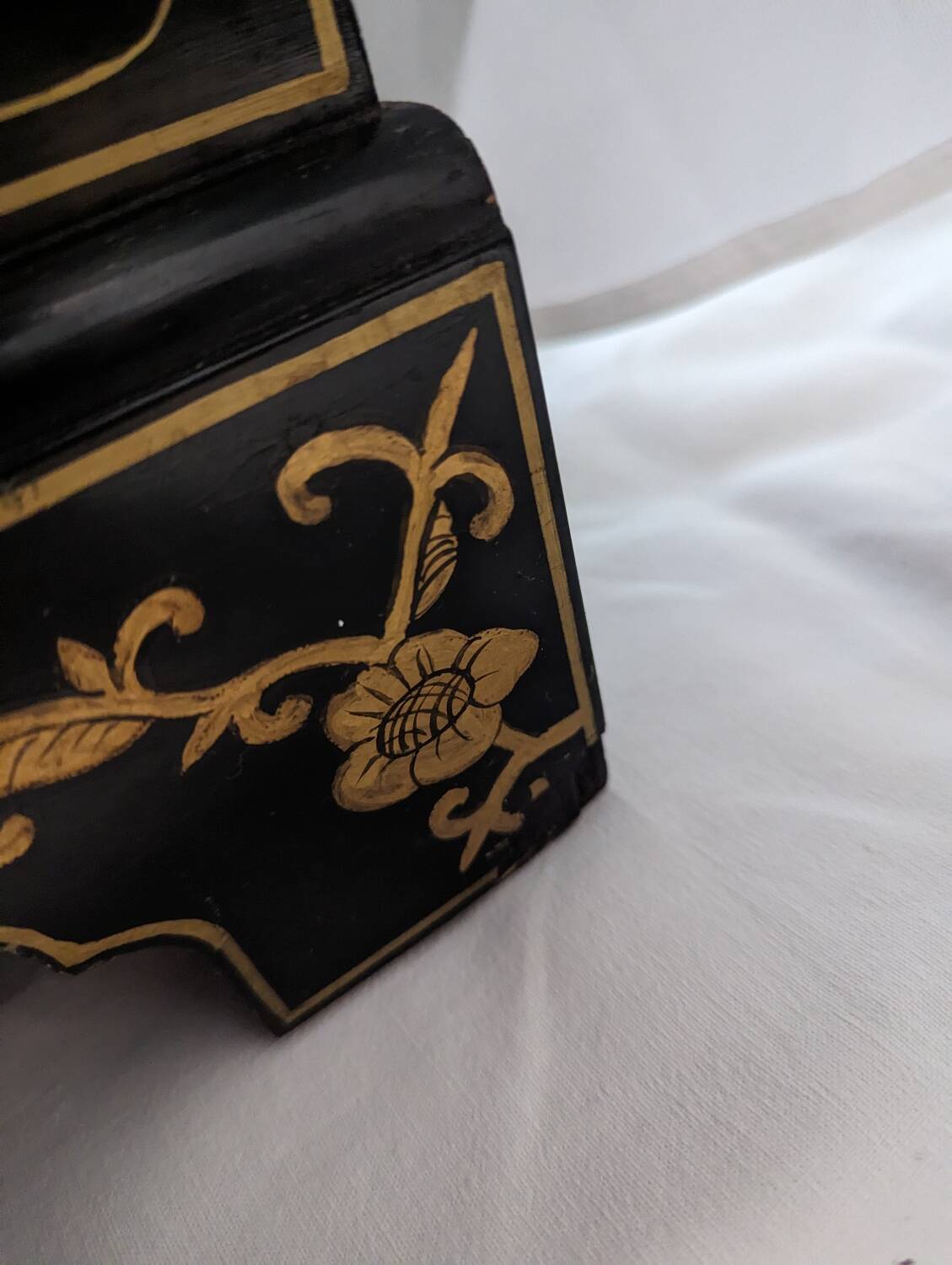 Asian chest of drawers in Chinese lacquer