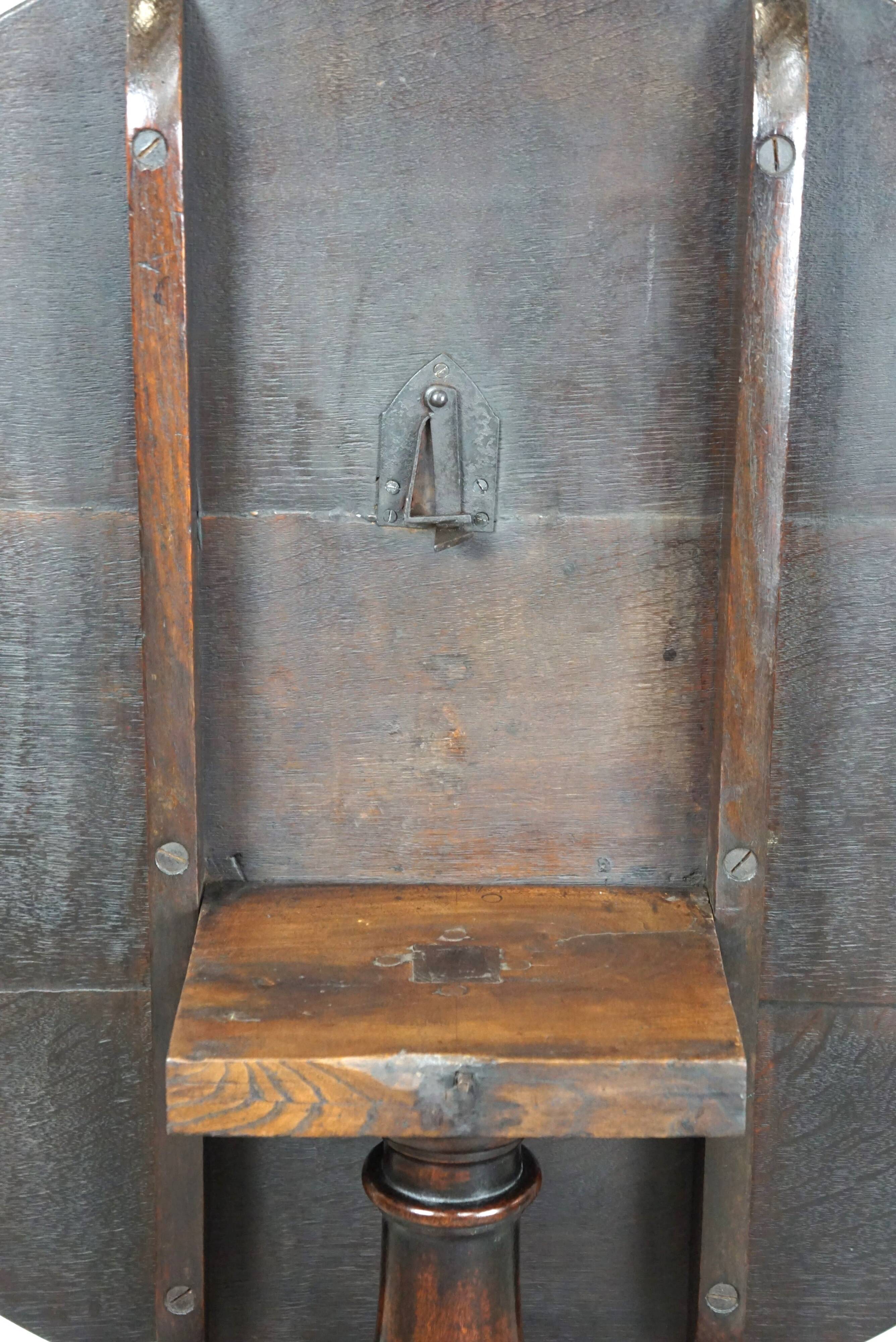 Round antique English oak tilt-top table with wonderful colors