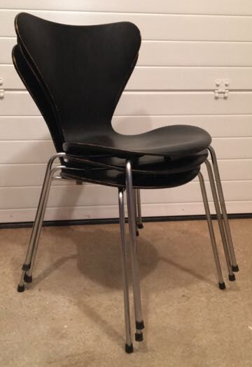 Series 7 butterfly chairs model 3107 by Arne Jacobsen for Fritz Hansen.