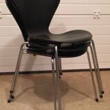 Series 7 butterfly chairs model 3107 by Arne Jacobsen for Fritz Hansen.