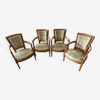 Série de 4 fauteuils - De style Louis XVI - En bois mouluré et sculpté et garniture en velours vert