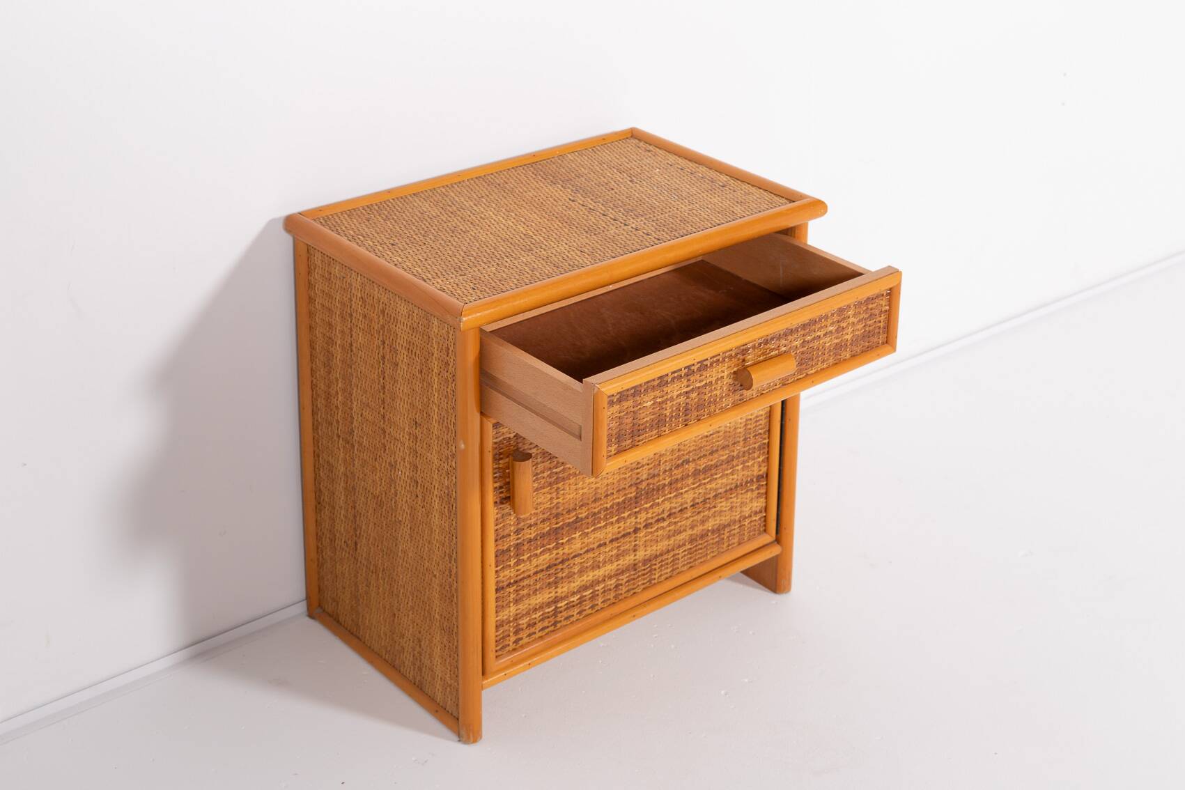 Armoire vintage en rotin et osier