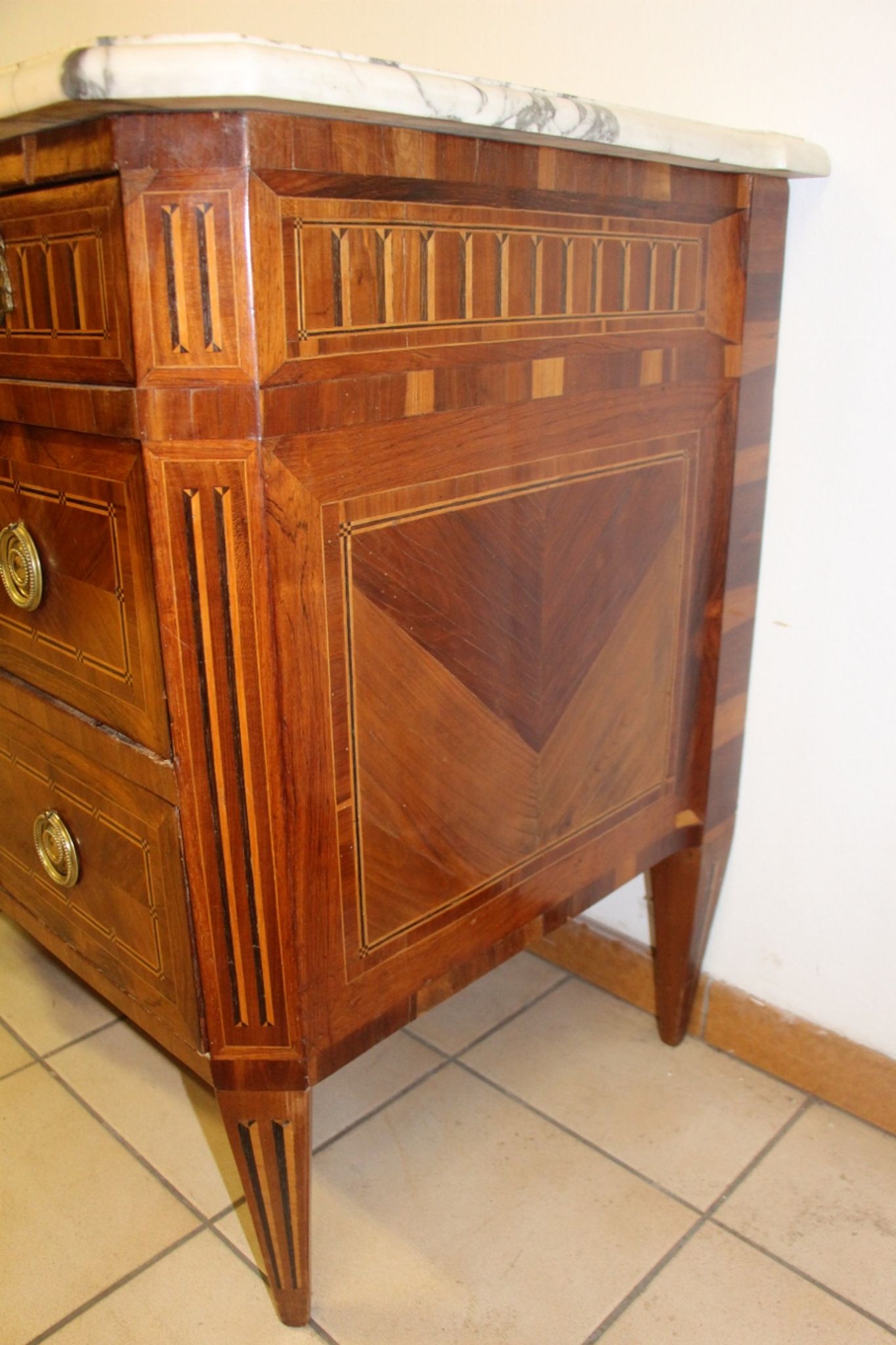 Commode aux attributs de musique d'époque Louis XVl