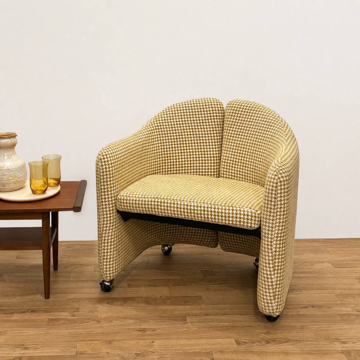 Eugenio Gerli armchair for Tecno reupholstered in houndstooth, 1970s.