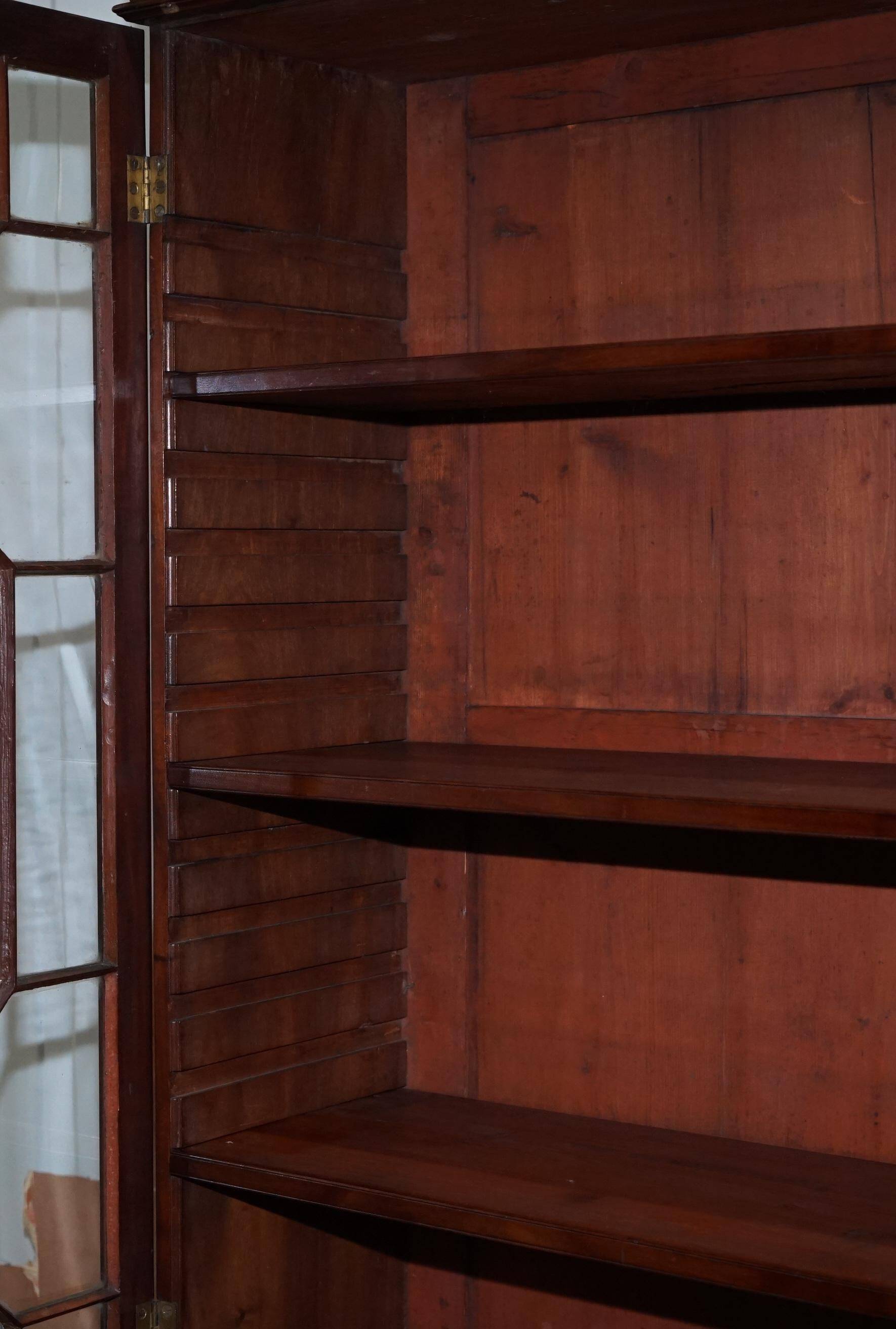 Bibliothèque George IV circa 1820 en bois dur avec tiroirs et vitrage astral