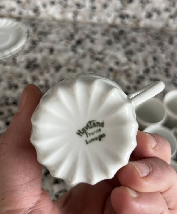 Service 7 tasses à café + soucoupes en porcelaine de Limoges – Haviland –