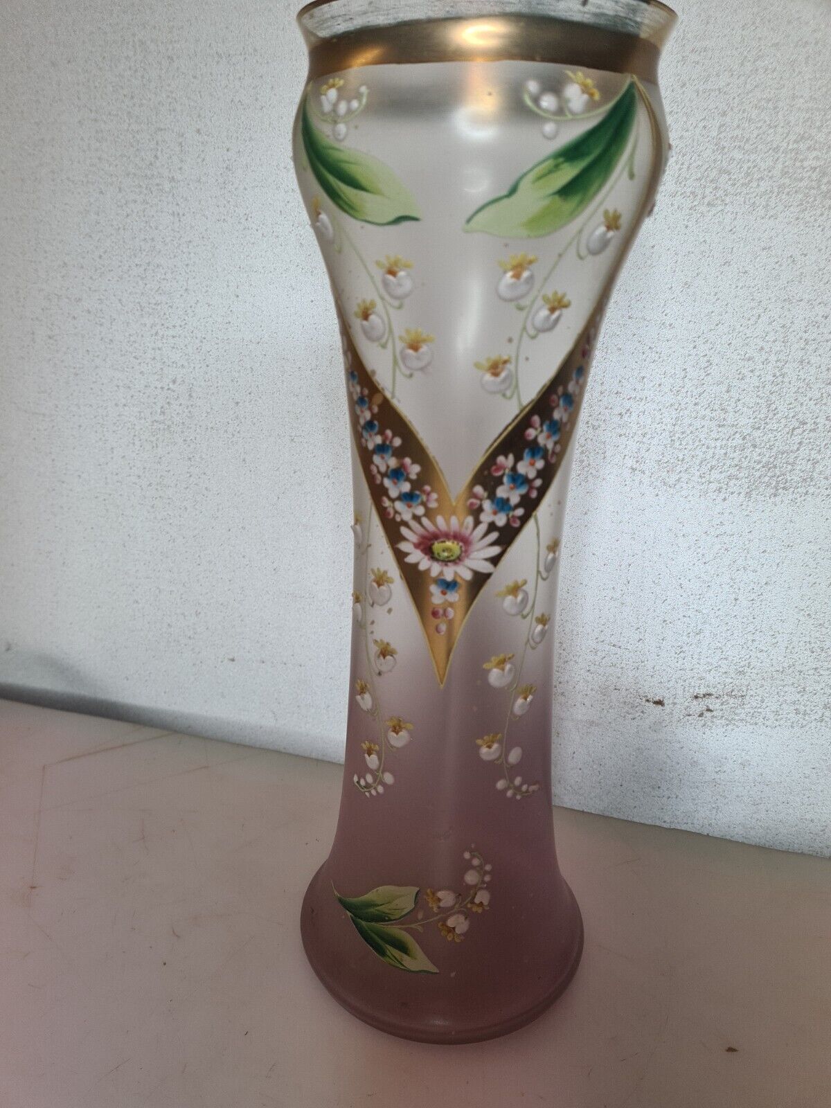 Vase en opaline émaiillée avec du muguet