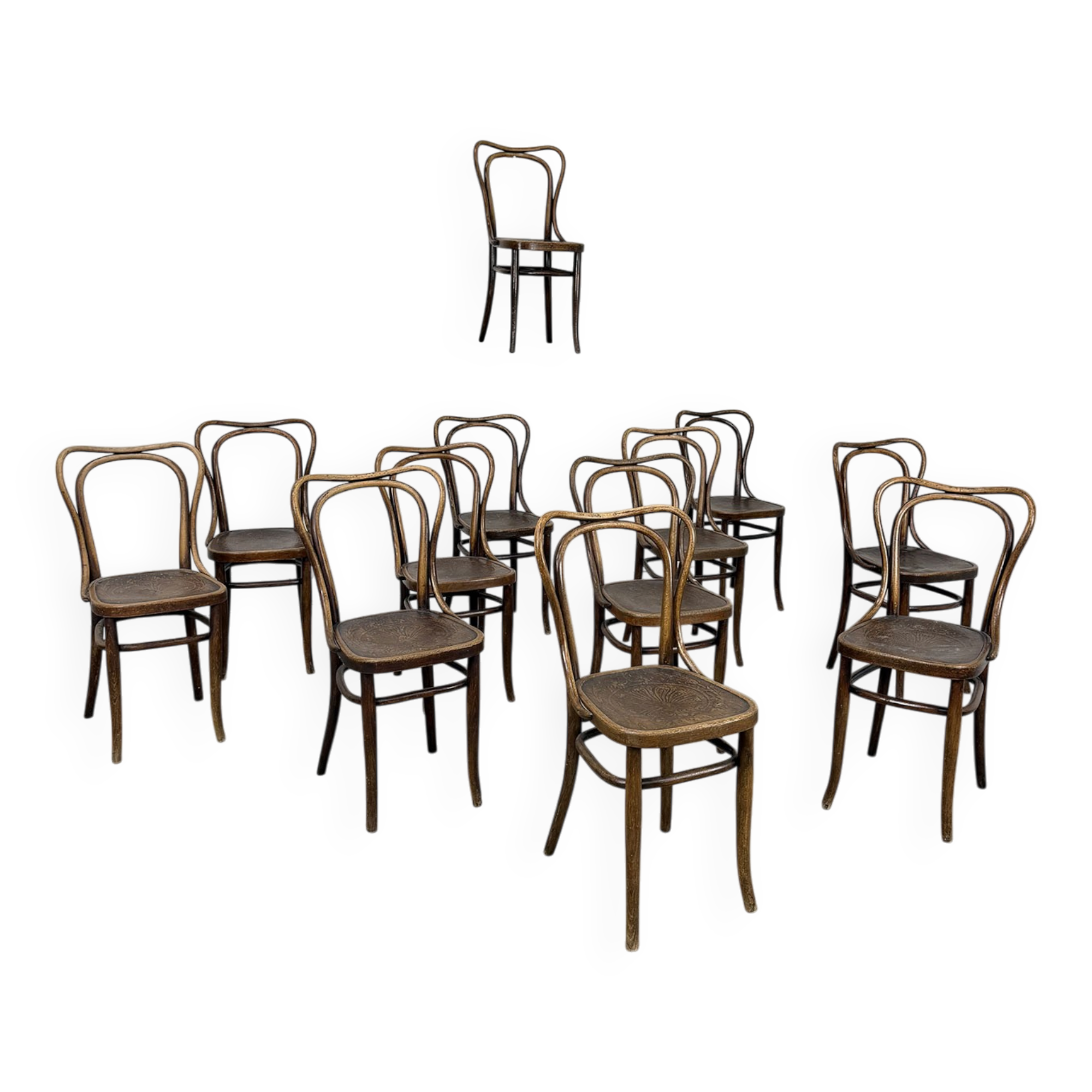 Suite de 12 chaises de bistrot à gaufrage végétal 1920