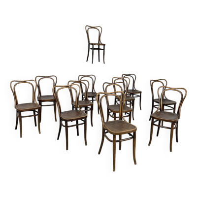 Suite de 12 chaises de bistrot à gaufrage végétal 1920