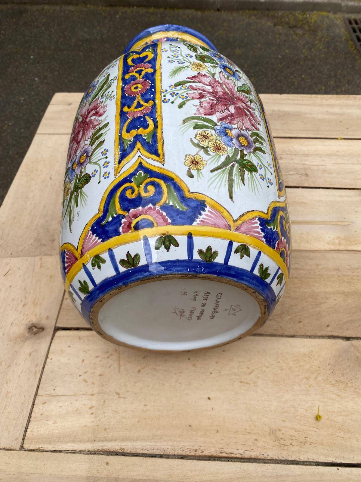 Portuguese vase in hand-painted ceramic from the 1990s.