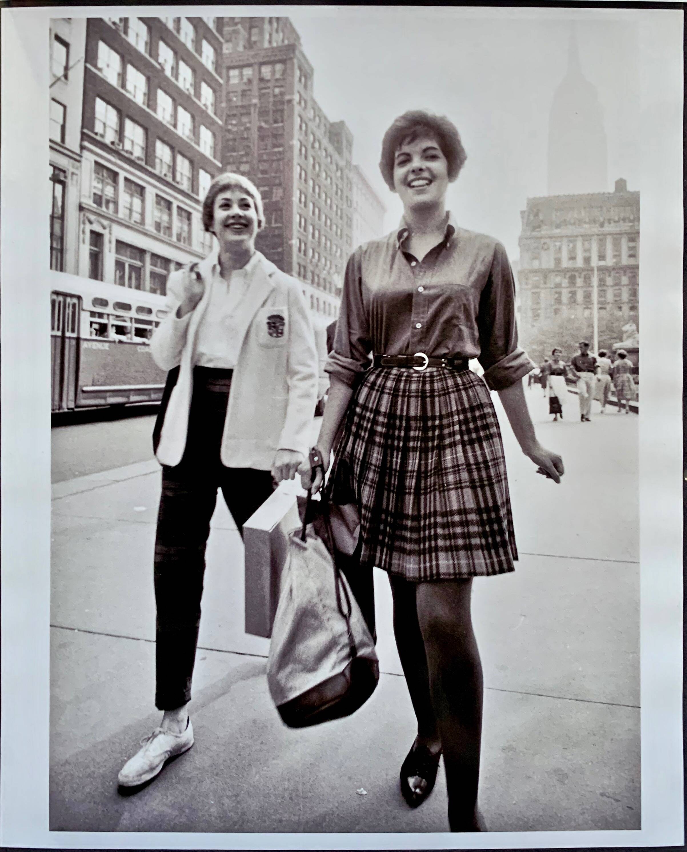 NEW YORK 1950s – 2 young women on 5th Avenue - Elegance & Street Life
