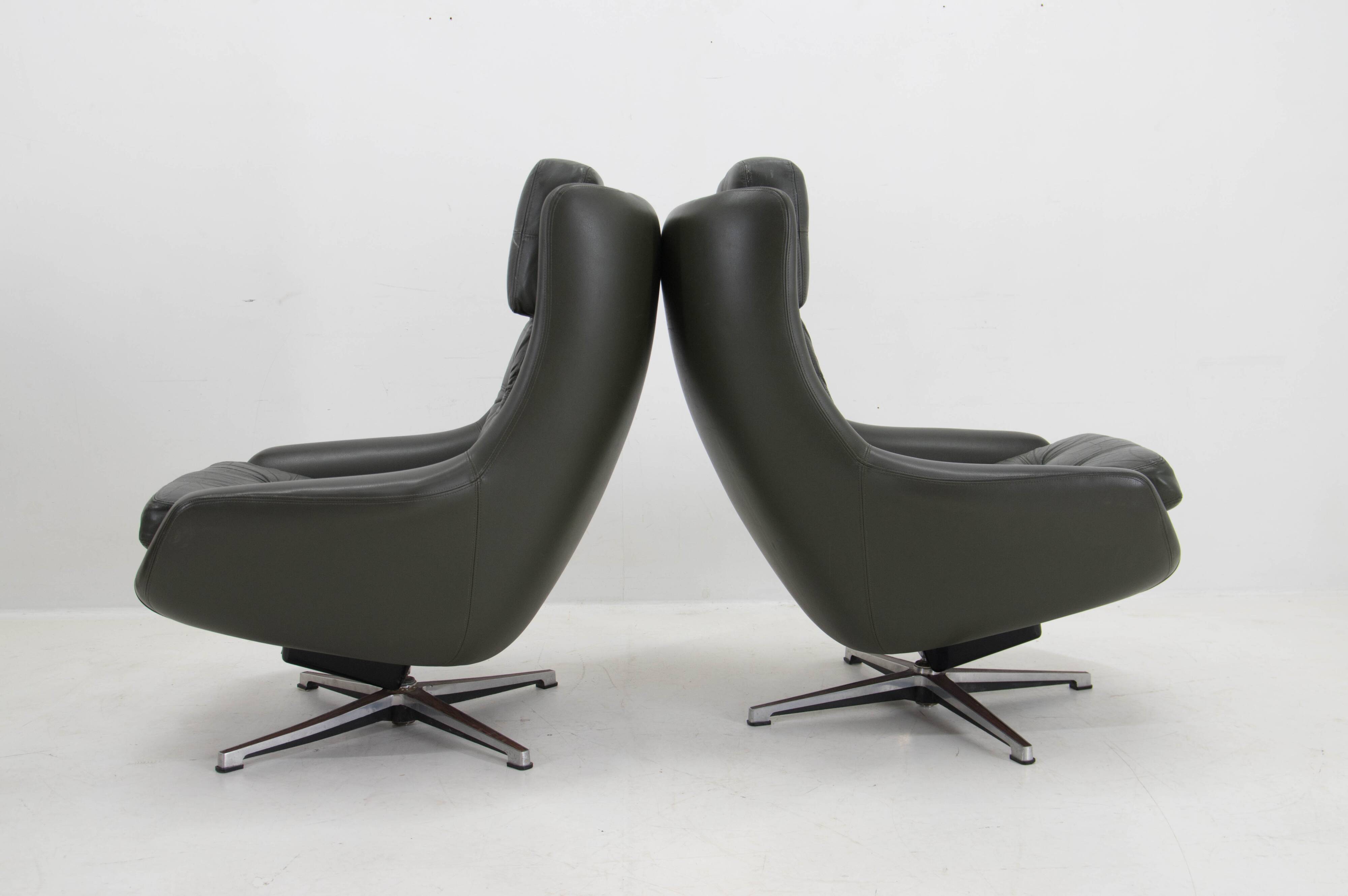Set of Two Midcentury Swivel Rocking Leather Armchairs, Peem, Finland, 1970s