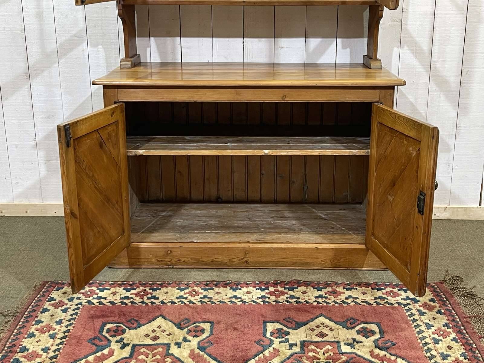 Buffet 2 corps anglais en sapin et noyer des années 1930