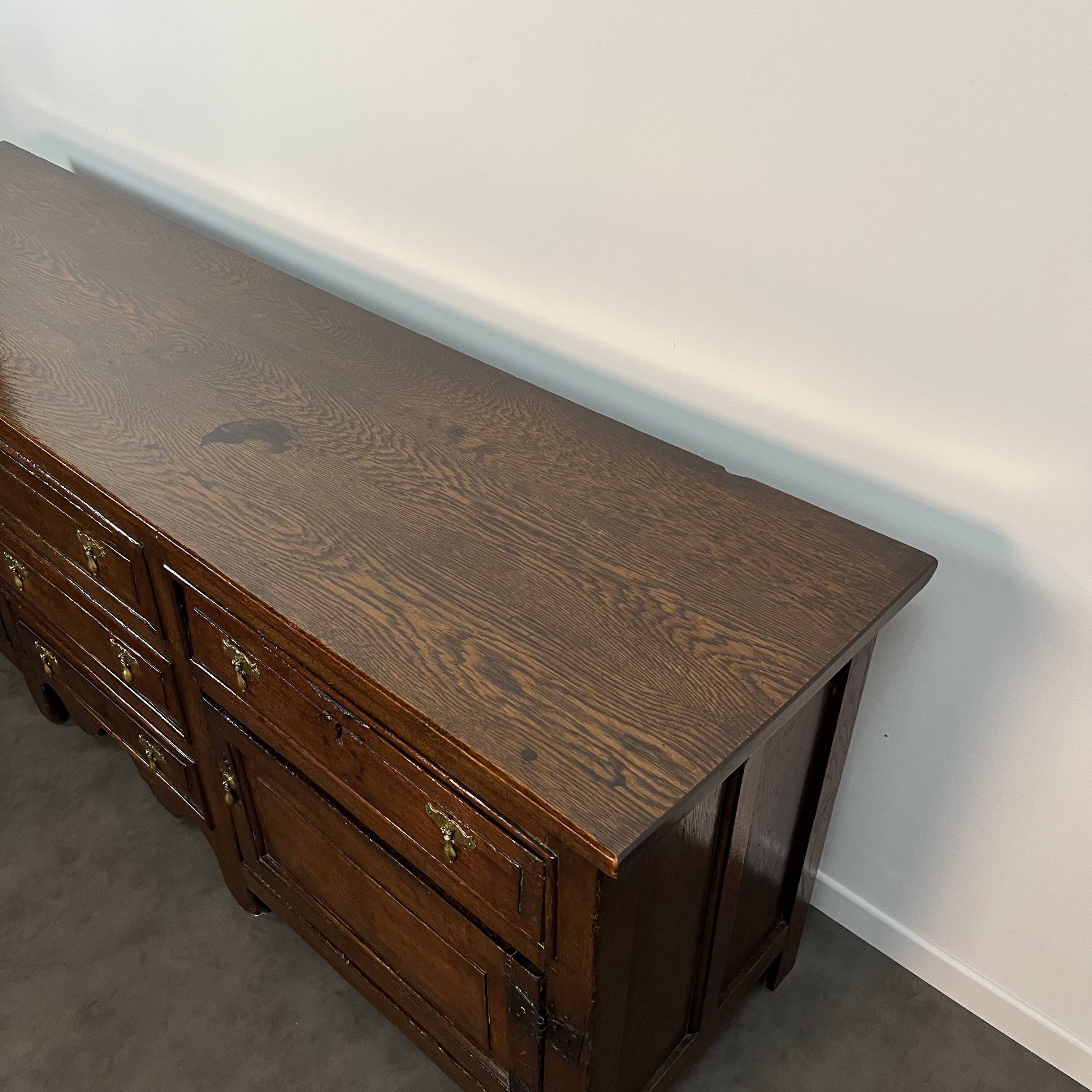 Large English sideboard, dresser, solid oak buffet George II 18th century.