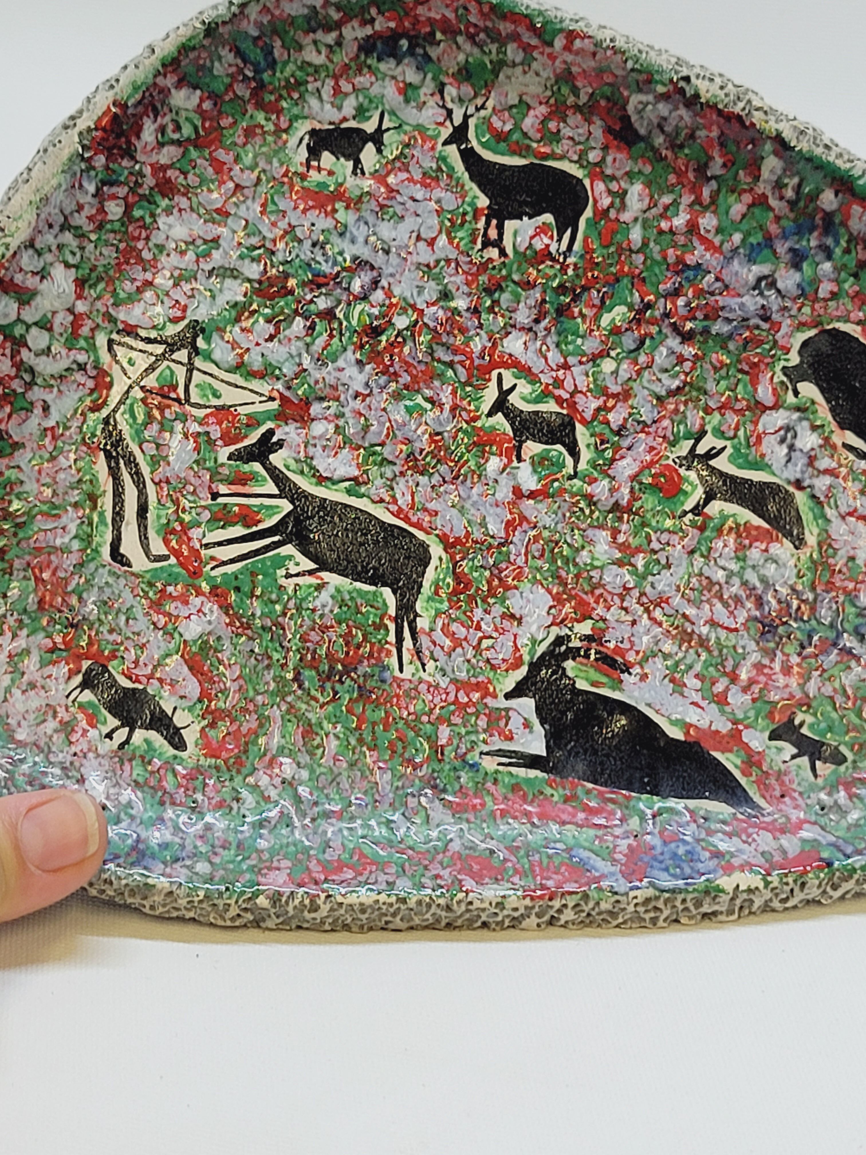 Decorative plate in glazed ceramic plaster? Prehistoric hunting décor