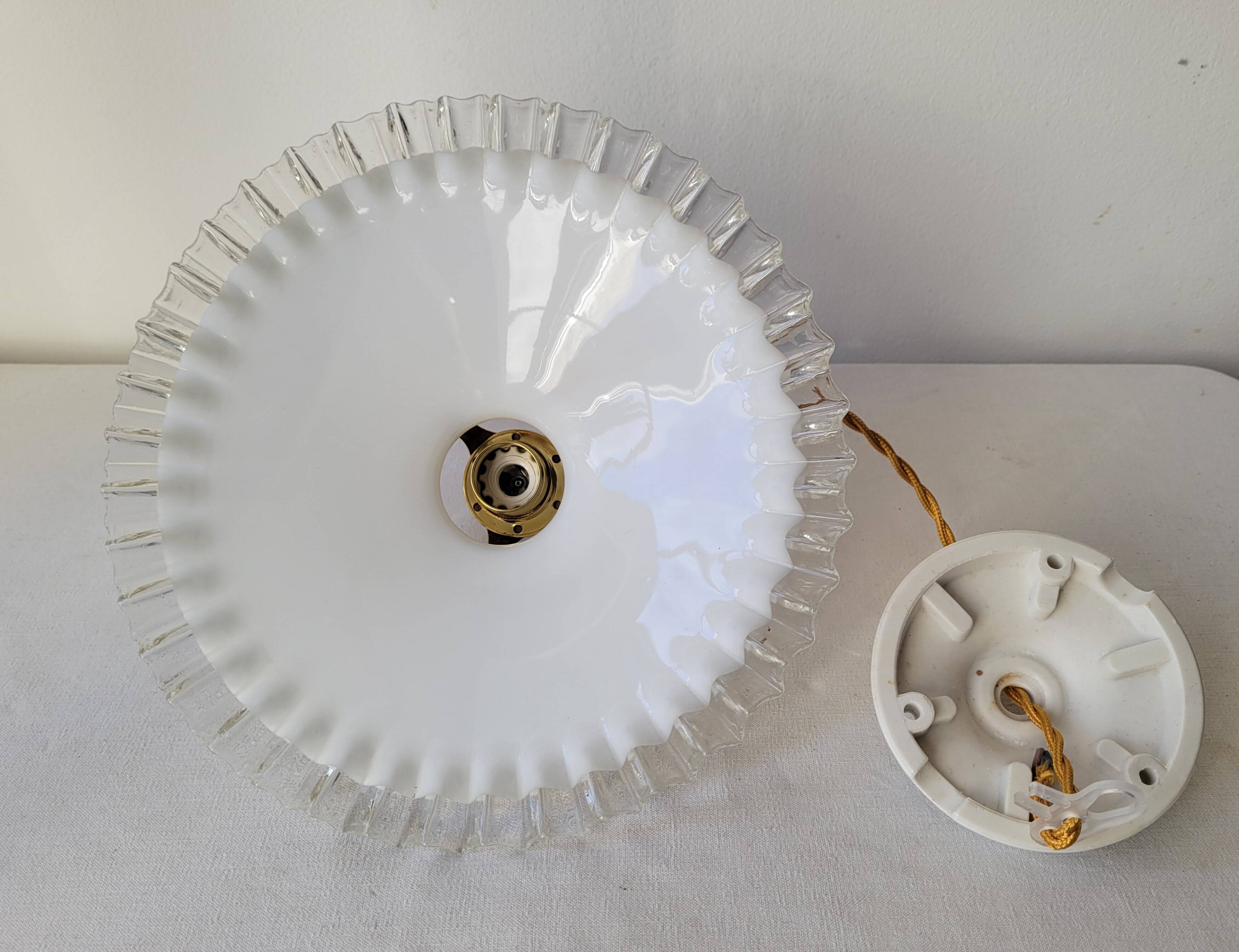 Pendant in serrated opaline