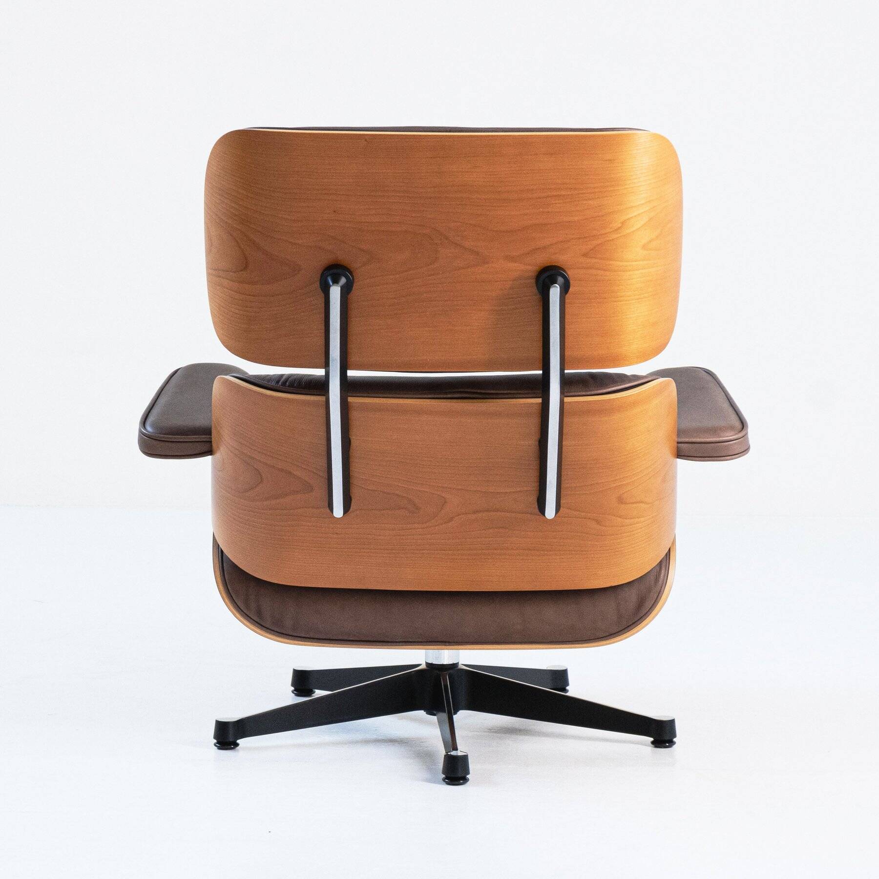 Vitra Eames Lounge Chair & Ottoman – American Cherry