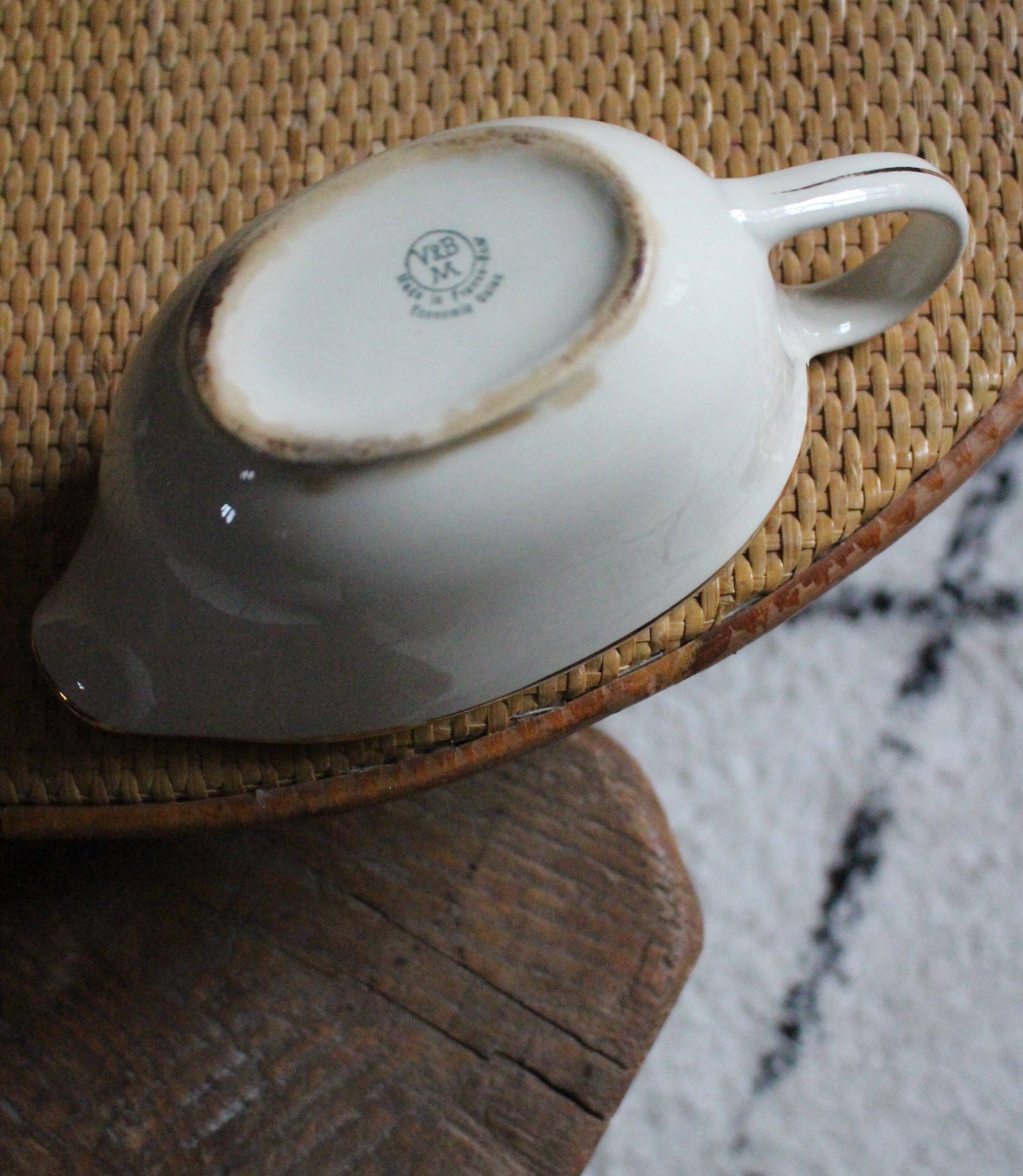 Ecru earthenware gravy boat with gilt trim by Villeroy & Boch