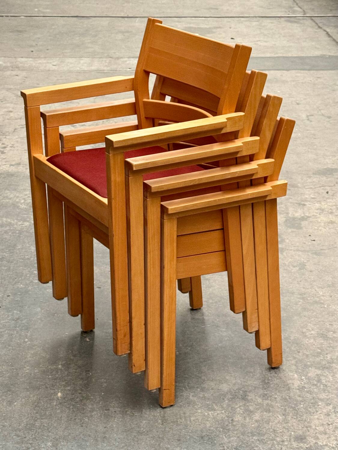 4 chaises empilables design Hans Wegner