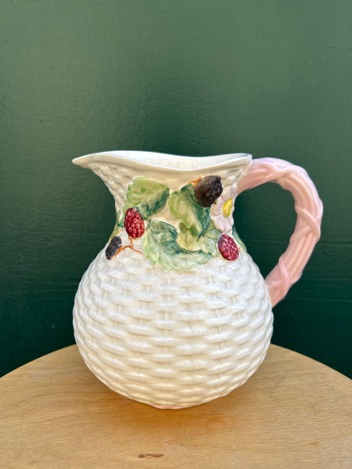 Pichet en barbotine panier de mûres